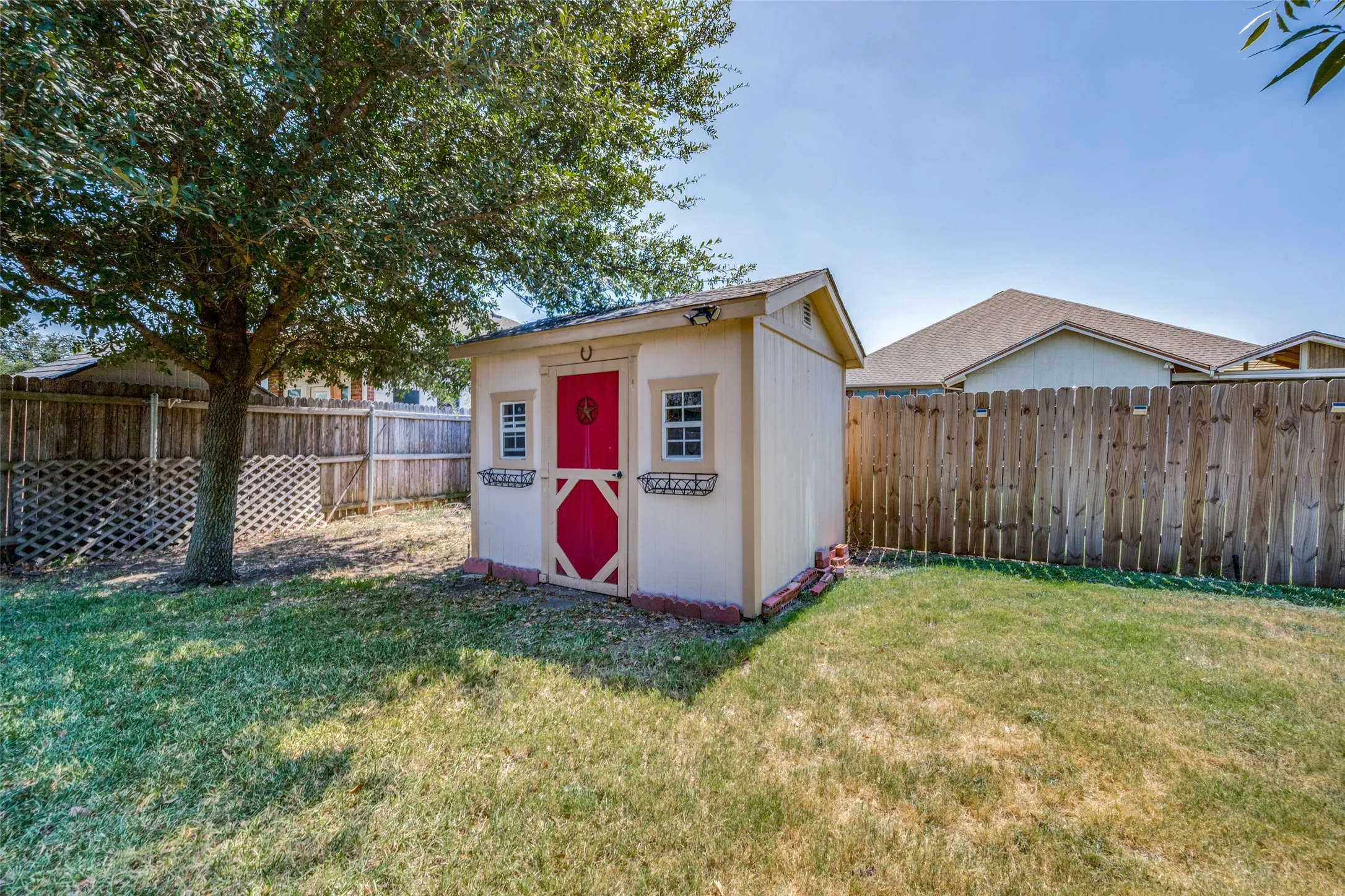 Single Family Residence For Sale in Tarrant County , 8005 Joshua Tree Court, Arlington, Texas 76002, 3 Bedroom, 2 Bathroom, 2 Garage spaces, 1,844 Sqft, built in 2005, mls#21357186, Real Estate Agent in Arlington, Homes For Sale in Tarrant county, Homes For Sale in Arlington, Realtor in Arlington Texas, Real Estate Brokerage Independent Realty Texas, Luminita Cordes Realtor