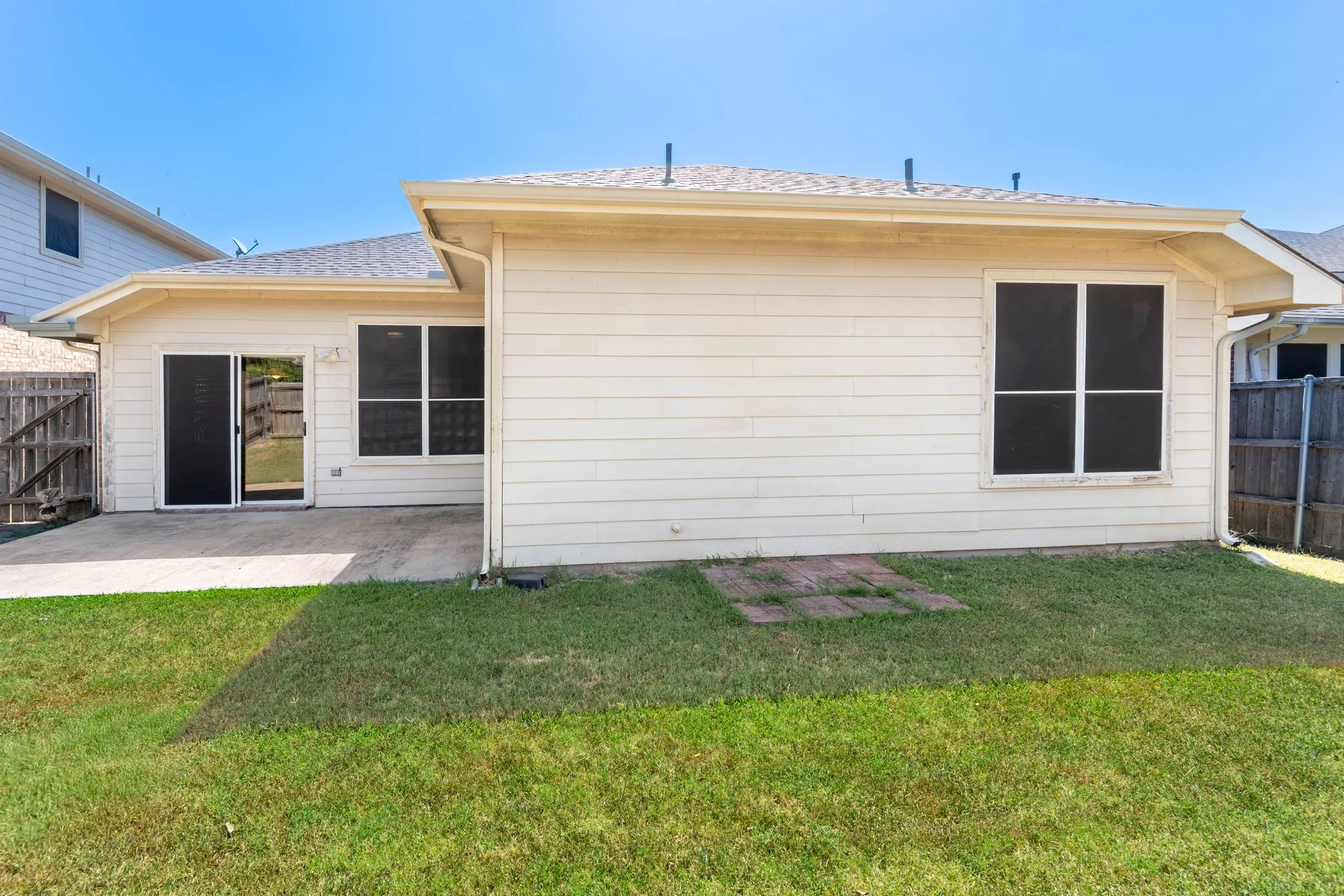 Single Family Residence For Sale in Rockwall County , 413 Tallowtree Drive, Fate, Texas 75087, 3 Bedroom, 2 Bathroom, 2 Garage spaces, 2,077 Sqft, built in 2003, mls#21360163, Real Estate Agent in Fate, Homes For Sale in Rockwall county, Homes For Sale in Fate, Realtor in Fate Texas, Real Estate Brokerage Independent Realty Texas, Luminita Cordes Realtor