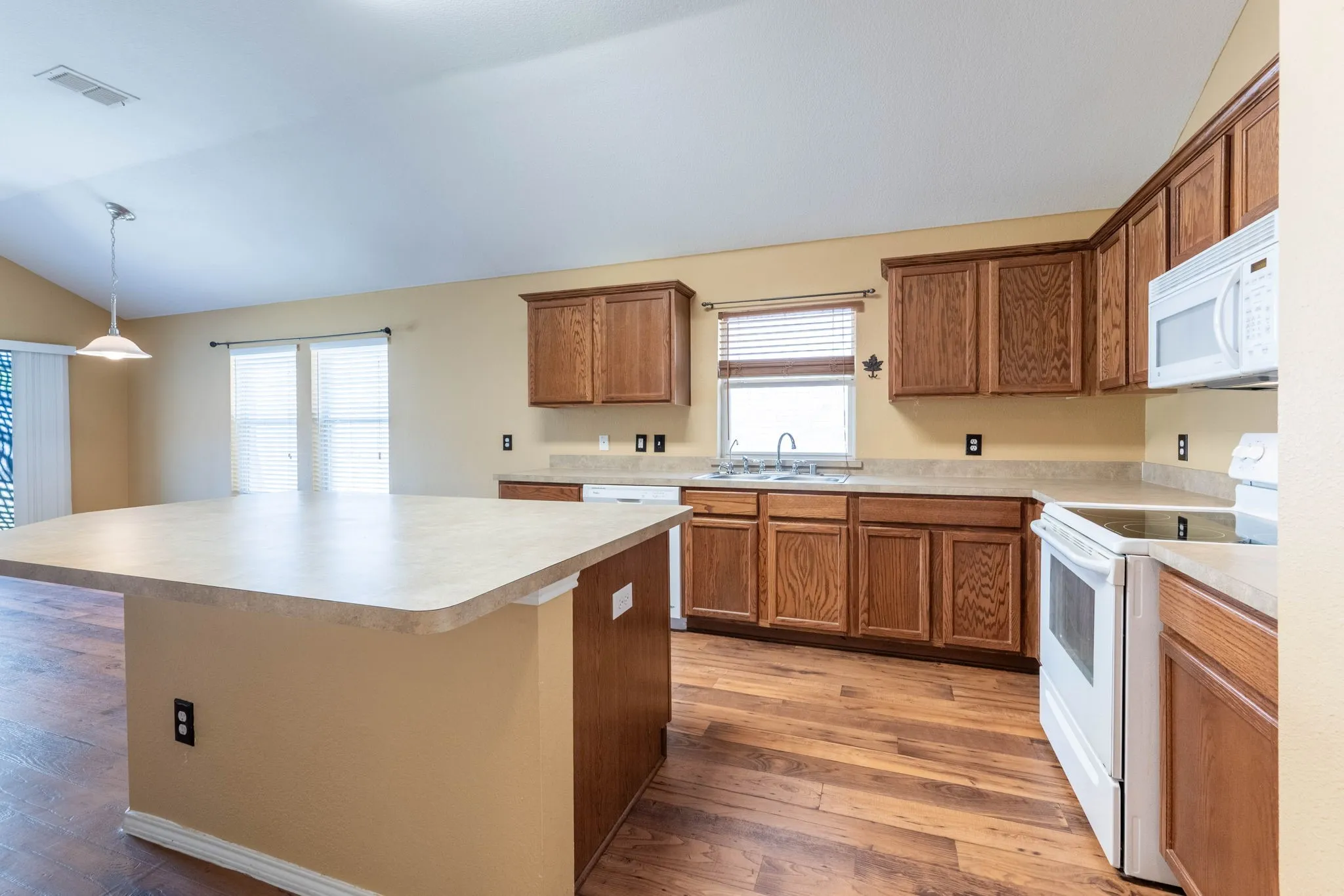 Single Family Residence For Sale in Rockwall County , 413 Tallowtree Drive, Fate, Texas 75087, 3 Bedroom, 2 Bathroom, 2 Garage spaces, 2,077 Sqft, built in 2003, mls#21360163, Real Estate Agent in Fate, Homes For Sale in Rockwall county, Homes For Sale in Fate, Realtor in Fate Texas, Real Estate Brokerage Independent Realty Texas, Luminita Cordes Realtor