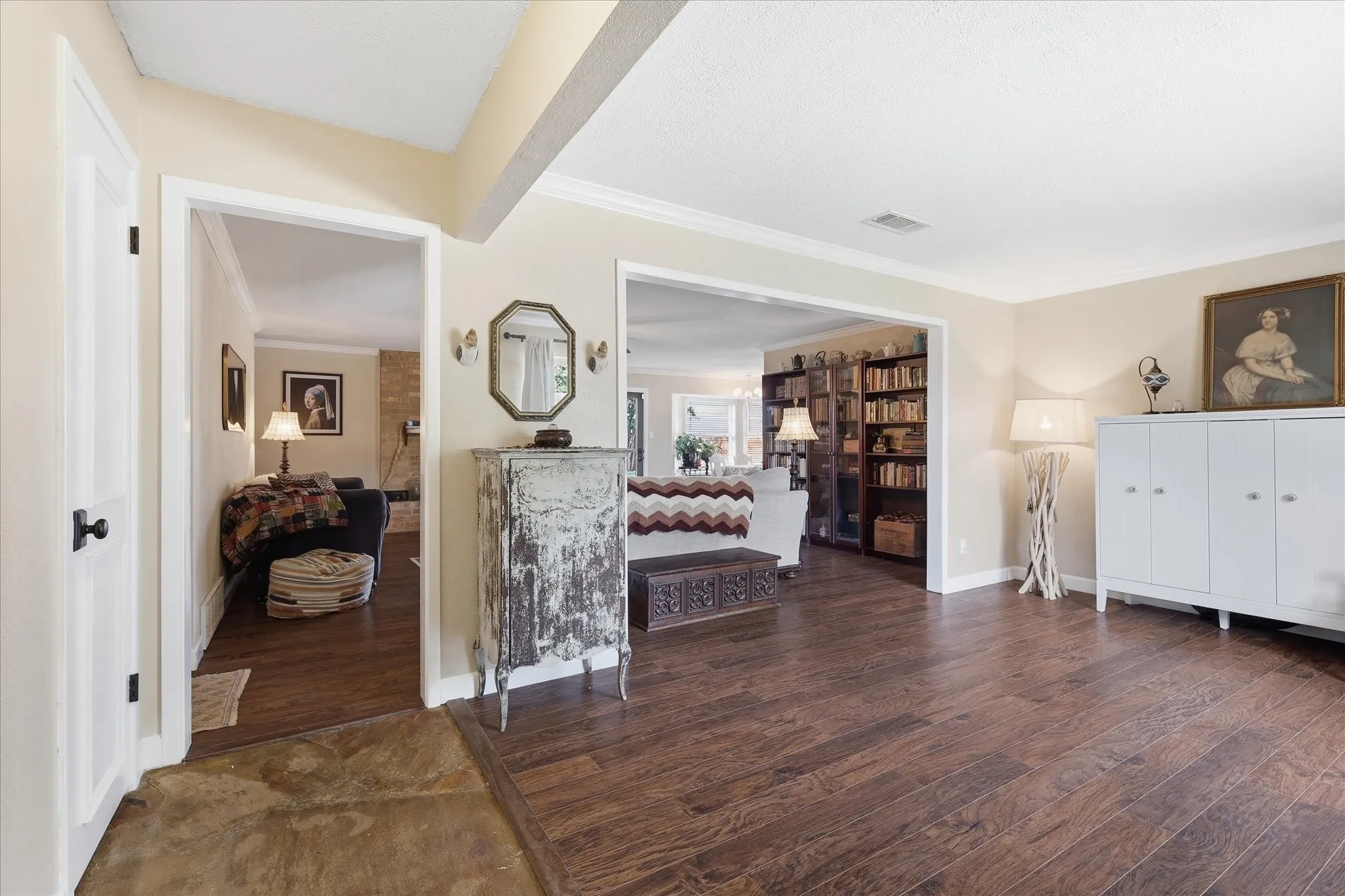 Single Family Residence For Sale in Tarrant County , 217 E Louella Drive, Hurst, Texas 76054, 3 Bedroom, 2 Bathroom, 2 Garage spaces, 1,868 Sqft, built in 1968, mls#21357661, Real Estate Agent in Hurst, Homes For Sale in Tarrant county, Homes For Sale in Hurst, Realtor in Hurst Texas, Real Estate Brokerage Independent Realty Texas, Luminita Cordes Realtor