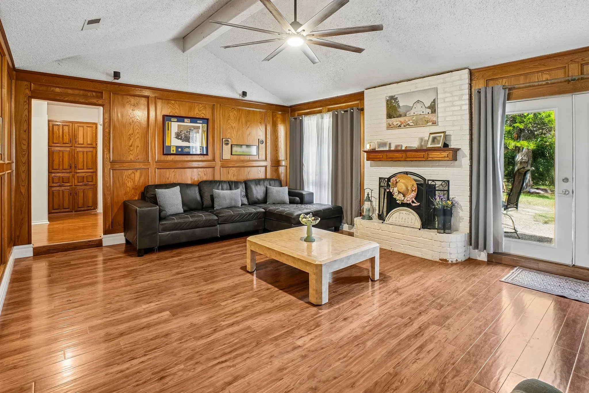 Single Family Residence For Sale in Dallas County , 335 Robin Hill Lane, Duncanville, Texas 75137, 4 Bedroom, 2 Bathroom, 2 Garage spaces, 2,092 Sqft, built in 1976, mls#21359758, Real Estate Agent in Duncanville, Homes For Sale in Dallas county, Homes For Sale in Duncanville, Realtor in Duncanville Texas, Real Estate Brokerage Independent Realty Texas, Luminita Cordes Realtor