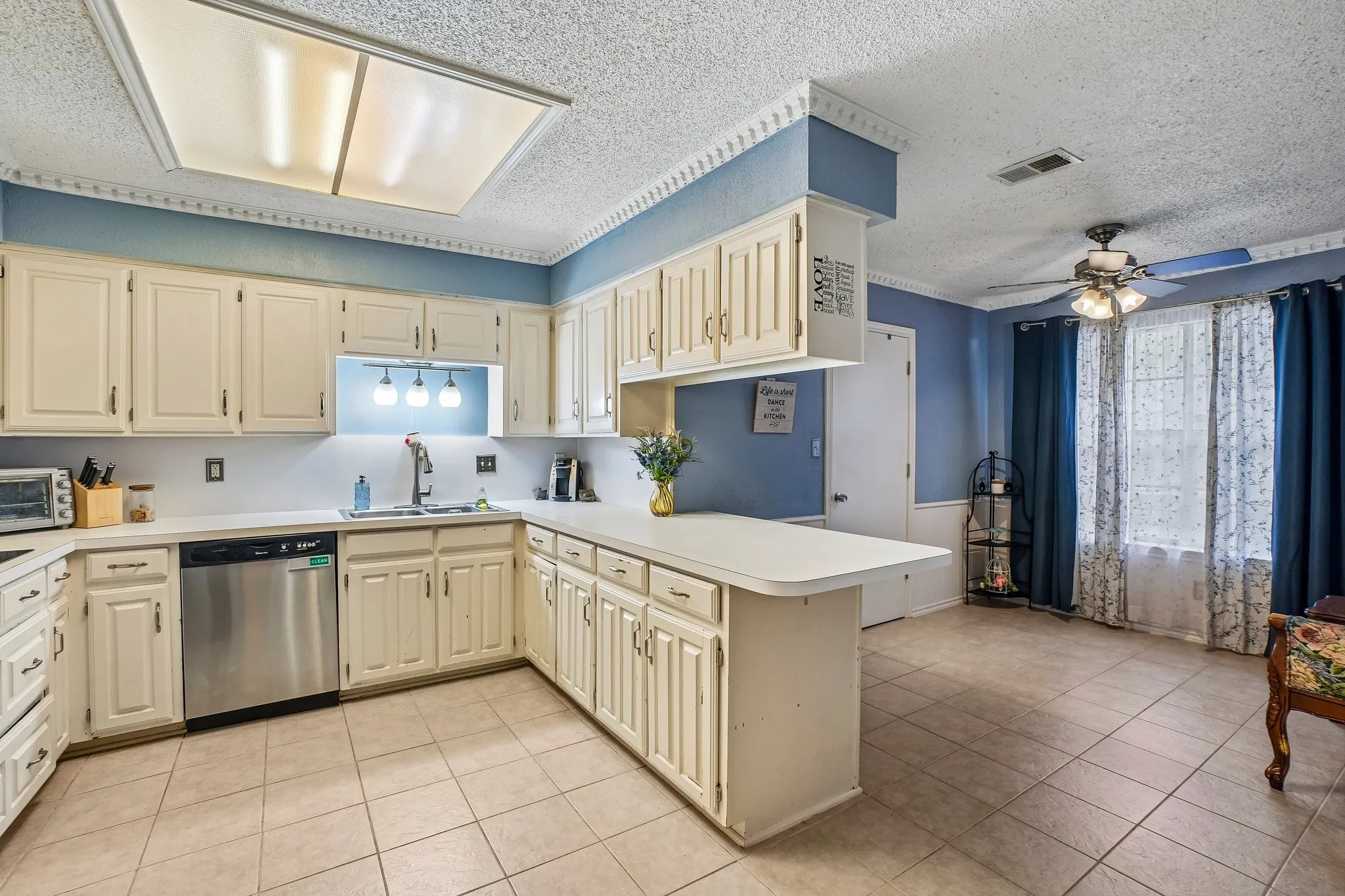 Single Family Residence For Sale in Dallas County , 335 Robin Hill Lane, Duncanville, Texas 75137, 4 Bedroom, 2 Bathroom, 2 Garage spaces, 2,092 Sqft, built in 1976, mls#21359758, Real Estate Agent in Duncanville, Homes For Sale in Dallas county, Homes For Sale in Duncanville, Realtor in Duncanville Texas, Real Estate Brokerage Independent Realty Texas, Luminita Cordes Realtor