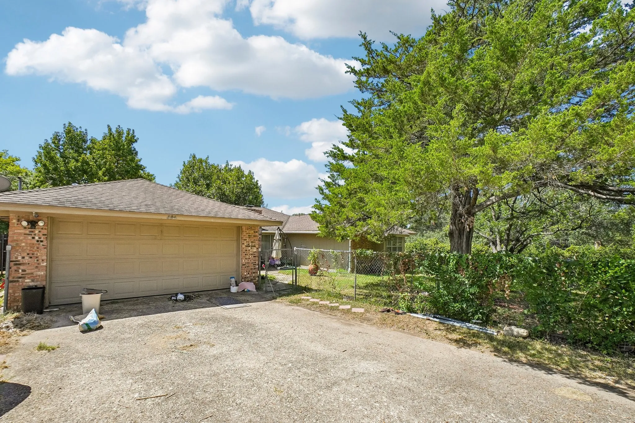 Single Family Residence For Sale in Dallas County , 335 Robin Hill Lane, Duncanville, Texas 75137, 4 Bedroom, 2 Bathroom, 2 Garage spaces, 2,092 Sqft, built in 1976, mls#21359758, Real Estate Agent in Duncanville, Homes For Sale in Dallas county, Homes For Sale in Duncanville, Realtor in Duncanville Texas, Real Estate Brokerage Independent Realty Texas, Luminita Cordes Realtor