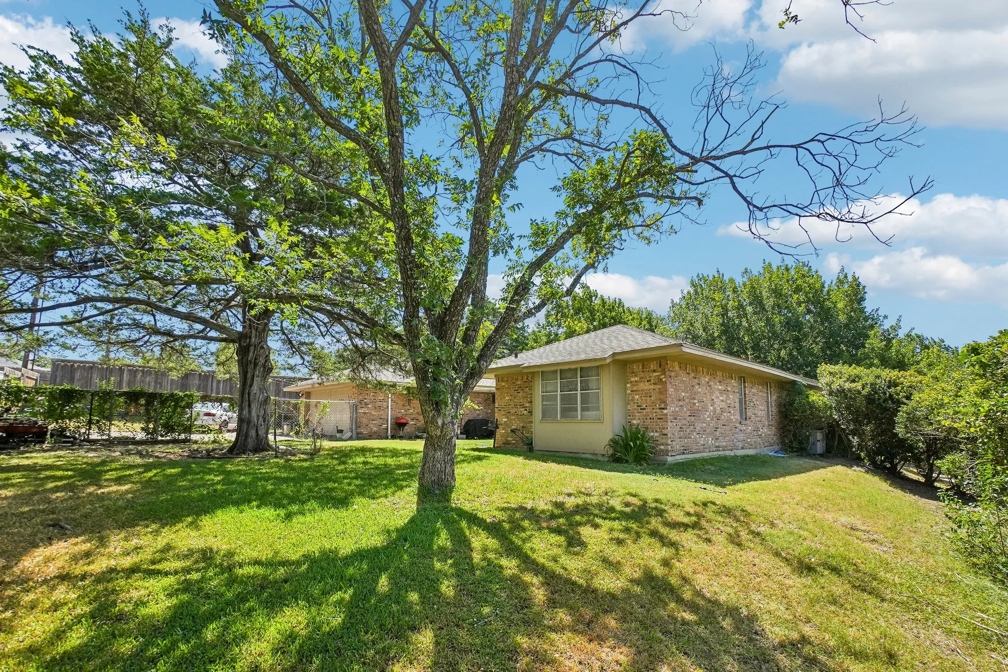 Single Family Residence For Sale in Dallas County , 335 Robin Hill Lane, Duncanville, Texas 75137, 4 Bedroom, 2 Bathroom, 2 Garage spaces, 2,092 Sqft, built in 1976, mls#21359758, Real Estate Agent in Duncanville, Homes For Sale in Dallas county, Homes For Sale in Duncanville, Realtor in Duncanville Texas, Real Estate Brokerage Independent Realty Texas, Luminita Cordes Realtor