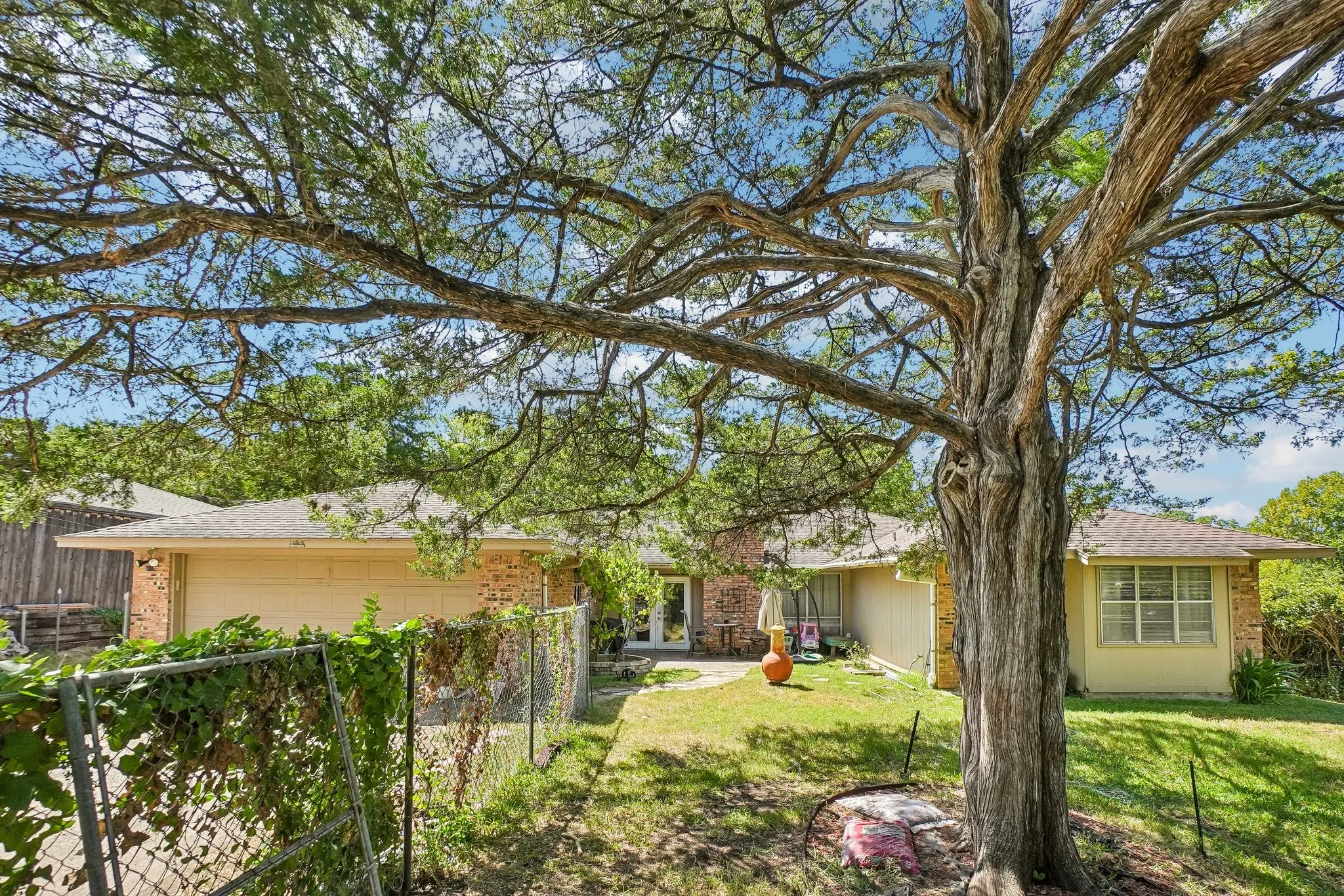 Single Family Residence For Sale in Dallas County , 335 Robin Hill Lane, Duncanville, Texas 75137, 4 Bedroom, 2 Bathroom, 2 Garage spaces, 2,092 Sqft, built in 1976, mls#21359758, Real Estate Agent in Duncanville, Homes For Sale in Dallas county, Homes For Sale in Duncanville, Realtor in Duncanville Texas, Real Estate Brokerage Independent Realty Texas, Luminita Cordes Realtor
