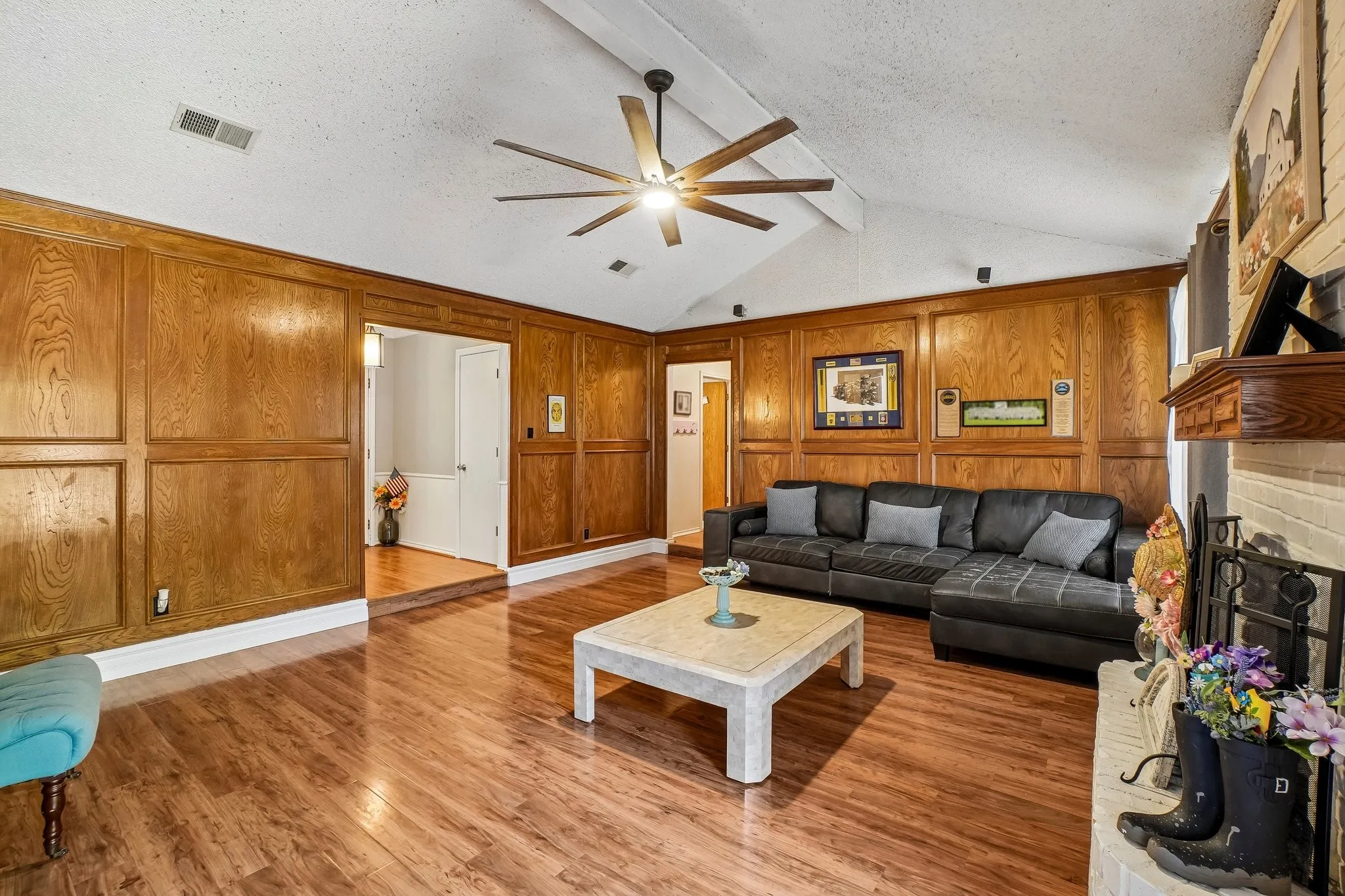 Single Family Residence For Sale in Dallas County , 335 Robin Hill Lane, Duncanville, Texas 75137, 4 Bedroom, 2 Bathroom, 2 Garage spaces, 2,092 Sqft, built in 1976, mls#21359758, Real Estate Agent in Duncanville, Homes For Sale in Dallas county, Homes For Sale in Duncanville, Realtor in Duncanville Texas, Real Estate Brokerage Independent Realty Texas, Luminita Cordes Realtor