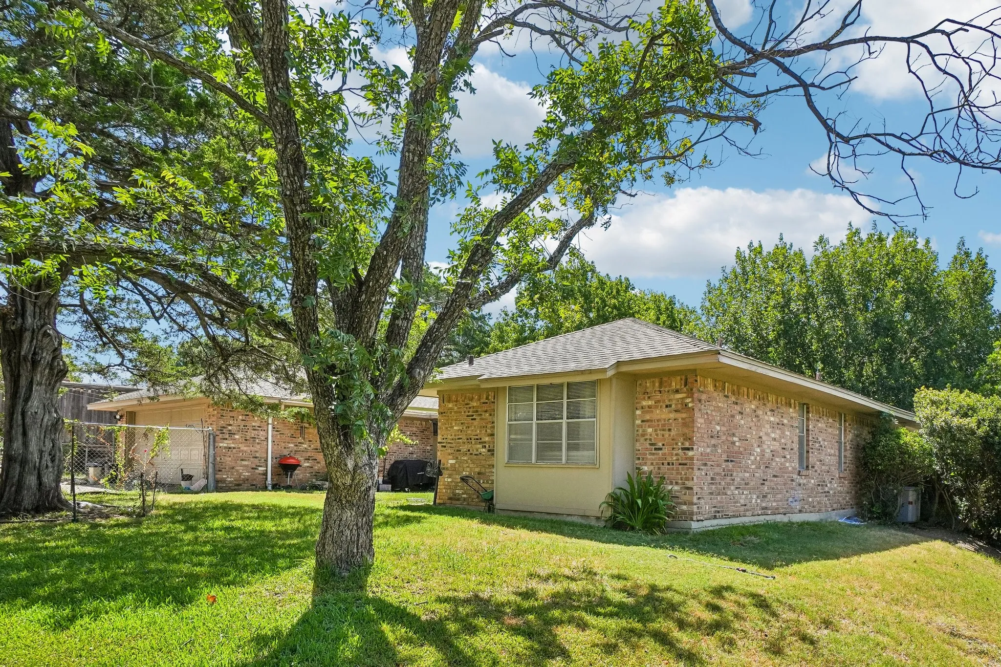 Single Family Residence For Sale in Dallas County , 335 Robin Hill Lane, Duncanville, Texas 75137, 4 Bedroom, 2 Bathroom, 2 Garage spaces, 2,092 Sqft, built in 1976, mls#21359758, Real Estate Agent in Duncanville, Homes For Sale in Dallas county, Homes For Sale in Duncanville, Realtor in Duncanville Texas, Real Estate Brokerage Independent Realty Texas, Luminita Cordes Realtor