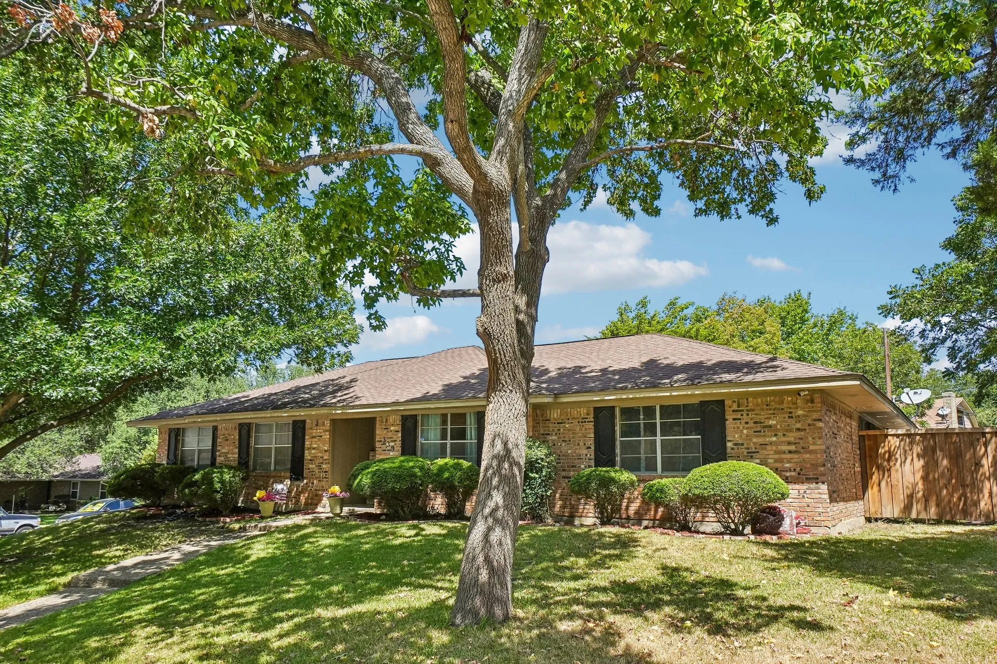 Single Family Residence For Sale in Dallas County , 335 Robin Hill Lane, Duncanville, Texas 75137, 4 Bedroom, 2 Bathroom, 2 Garage spaces, 2,092 Sqft, built in 1976, mls#21359758, Real Estate Agent in Duncanville, Homes For Sale in Dallas county, Homes For Sale in Duncanville, Realtor in Duncanville Texas, Real Estate Brokerage Independent Realty Texas, Luminita Cordes Realtor