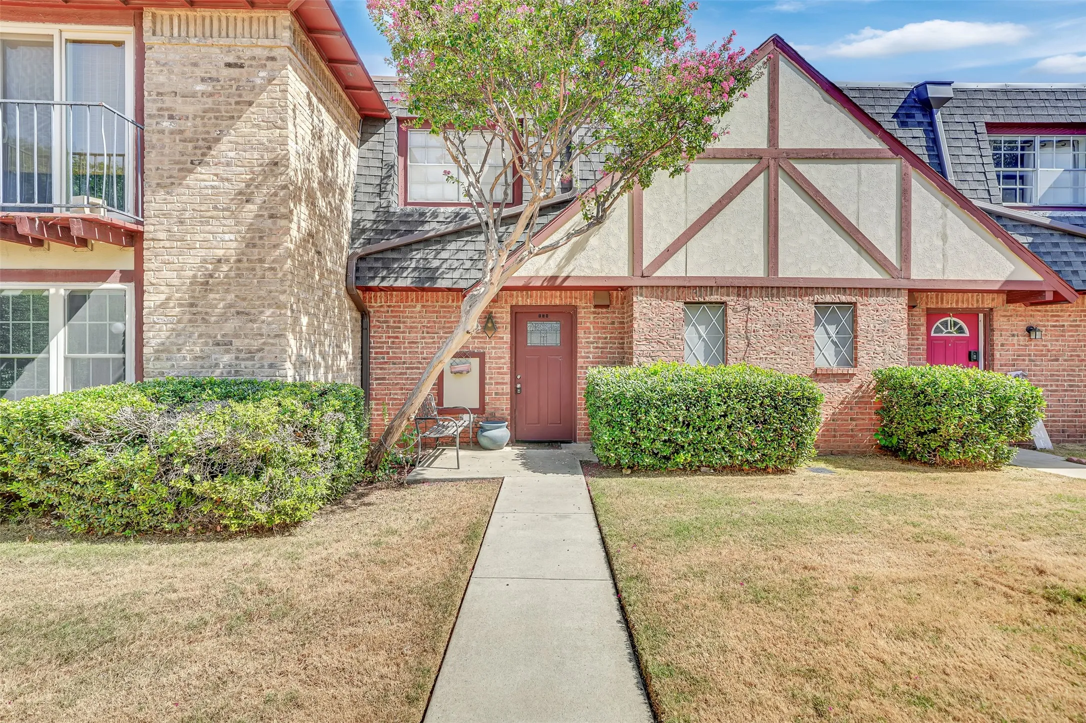 Condominium For Sale in Dallas County , 1817 E Grauwyler Road 158, Irving, Texas 75061, 2 Bedroom, 2 Bathroom, Garage spaces, 1,084 Sqft, built in 1970, mls#21352090, Real Estate Agent in Irving, Homes For Sale in Dallas county, Homes For Sale in Irving, Realtor in Irving Texas, Real Estate Brokerage Independent Realty Texas, Luminita Cordes Realtor