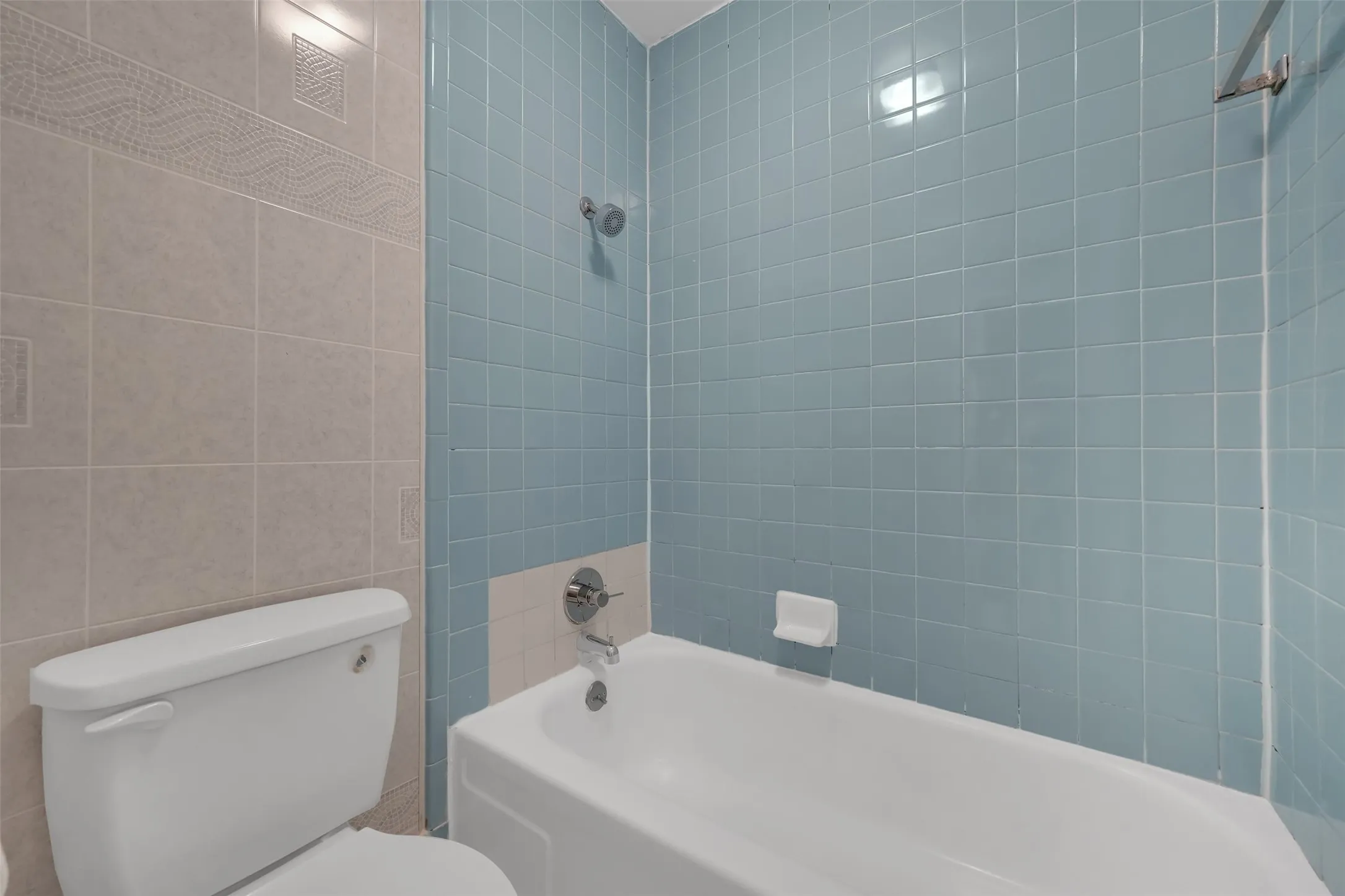 Condominium For Sale in Dallas County , 1817 E Grauwyler Road 158, Irving, Texas 75061, 2 Bedroom, 2 Bathroom, Garage spaces, 1,084 Sqft, built in 1970, mls#21352090, Real Estate Agent in Irving, Homes For Sale in Dallas county, Homes For Sale in Irving, Realtor in Irving Texas, Real Estate Brokerage Independent Realty Texas, Luminita Cordes Realtor