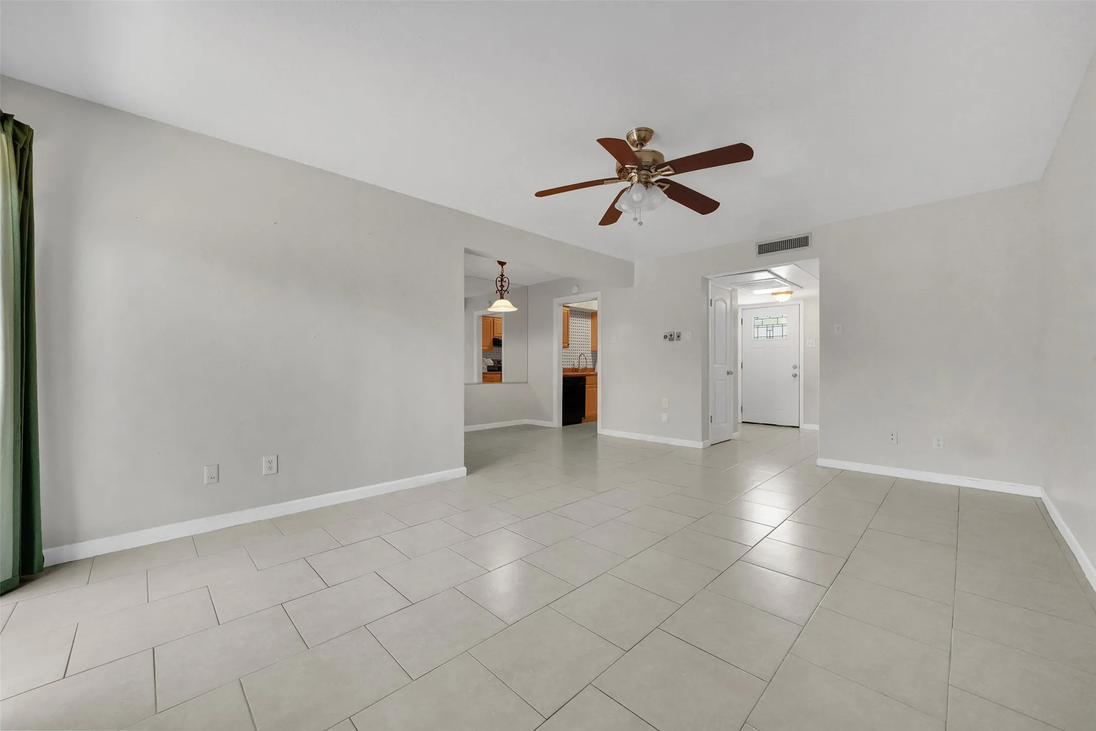 Condominium For Sale in Dallas County , 1817 E Grauwyler Road 158, Irving, Texas 75061, 2 Bedroom, 2 Bathroom, Garage spaces, 1,084 Sqft, built in 1970, mls#21352090, Real Estate Agent in Irving, Homes For Sale in Dallas county, Homes For Sale in Irving, Realtor in Irving Texas, Real Estate Brokerage Independent Realty Texas, Luminita Cordes Realtor