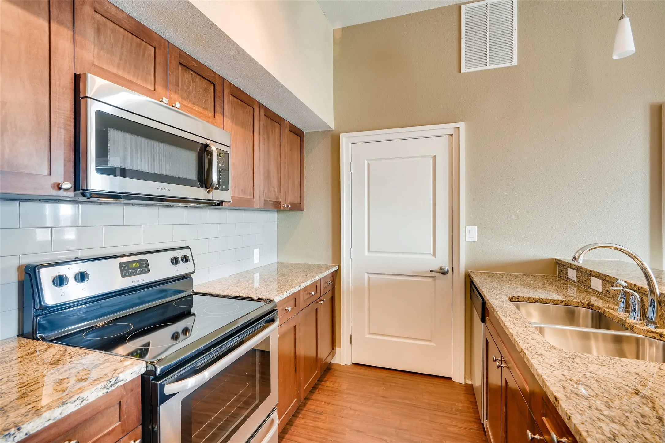 Apartment For Rent in Tarrant County , 928 Travis Avenue 204, Fort Worth, Texas 76104, 2 Bedroom, 1 Bathroom, Garage spaces, 963 Sqft, built in 2016, mls#21360214, Real Estate Agent in Fort Worth, Homes For Rent in Tarrant county, Homes For Rent in Fort Worth, Realtor in Fort Worth Texas, Real Estate Brokerage Independent Realty Texas, Luminita Cordes Realtor