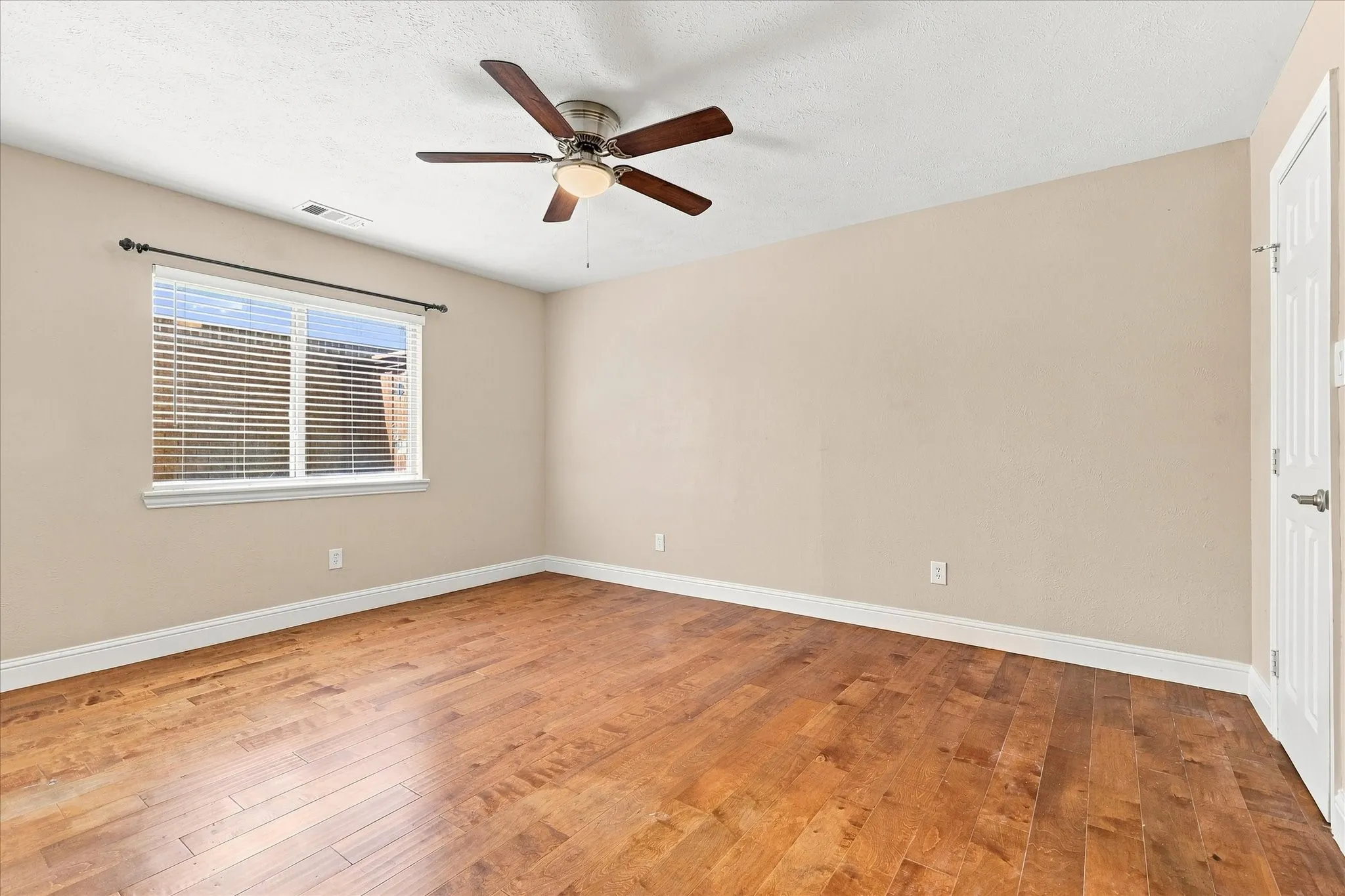 Single Family Residence For Sale in Denton County , 5264 Sherman Drive, The Colony, Texas 75056, 4 Bedroom, 2 Bathroom, 2 Garage spaces, 2,017 Sqft, built in 1983, mls#21359729, Real Estate Agent in The Colony, Homes For Sale in Denton county, Homes For Sale in The Colony, Realtor in The Colony Texas, Real Estate Brokerage Independent Realty Texas, Luminita Cordes Realtor