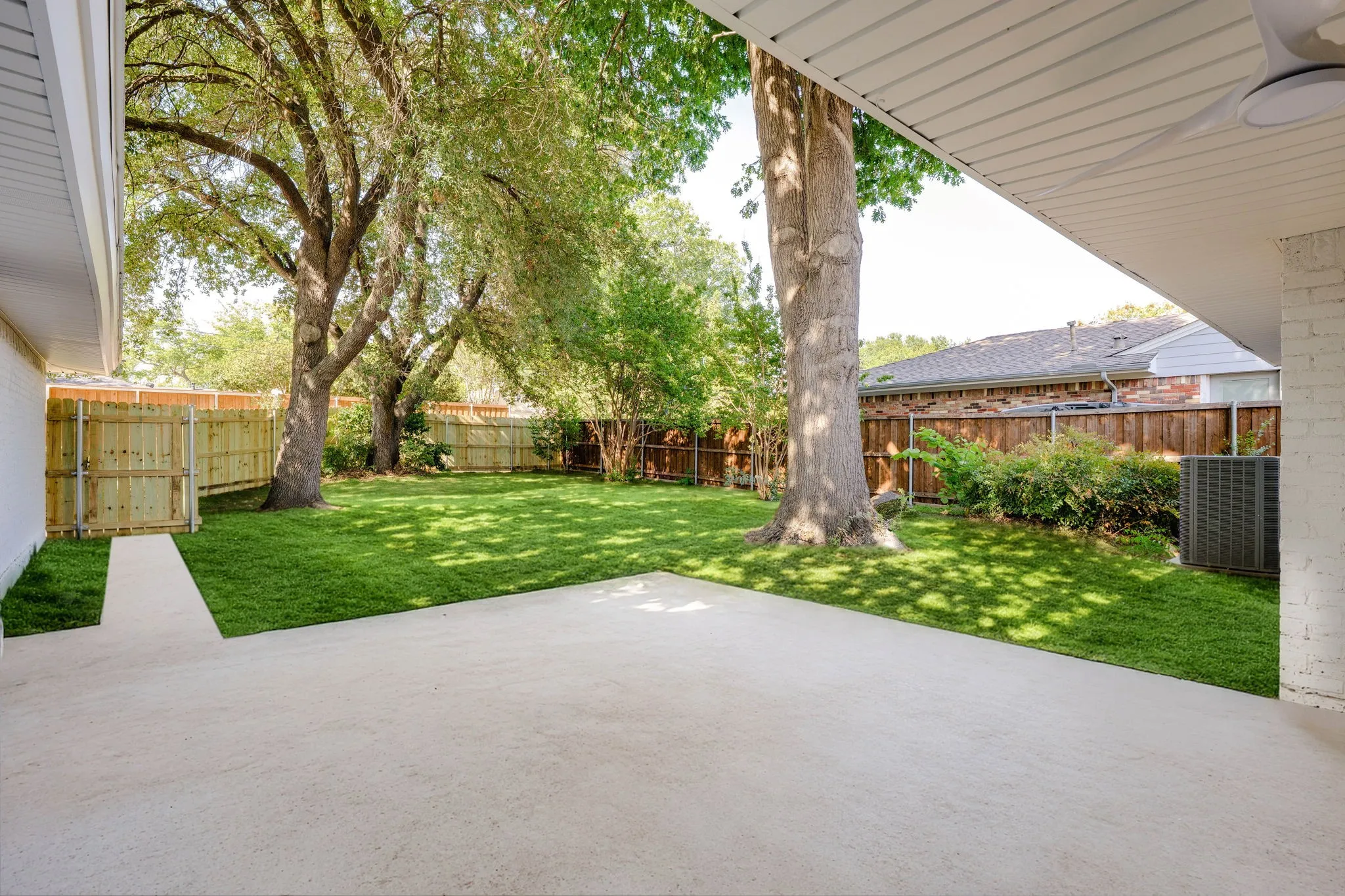 Single Family Residence For Sale in Dallas County , 7727 La Risa Drive, Dallas, Texas 75248, 4 Bedroom, 3 Bathroom, 2 Garage spaces, 2,098 Sqft, built in 1966, mls#21359548, Real Estate Agent in Dallas, Homes For Sale in Dallas county, Homes For Sale in Dallas, Realtor in Dallas Texas, Real Estate Brokerage Independent Realty Texas, Luminita Cordes Realtor