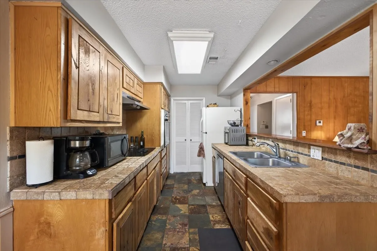 Single Family Residence For Sale in Tarrant County , 8204 Starnes Road, North Richland Hills, Texas 76182, 3 Bedroom, 2 Bathroom, 2 Garage spaces, 2,059 Sqft, built in 1979, mls#21360155, Real Estate Agent in North Richland Hills, Homes For Sale in Tarrant county, Homes For Sale in North Richland Hills, Realtor in North Richland Hills Texas, Real Estate Brokerage Independent Realty Texas, Luminita Cordes Realtor