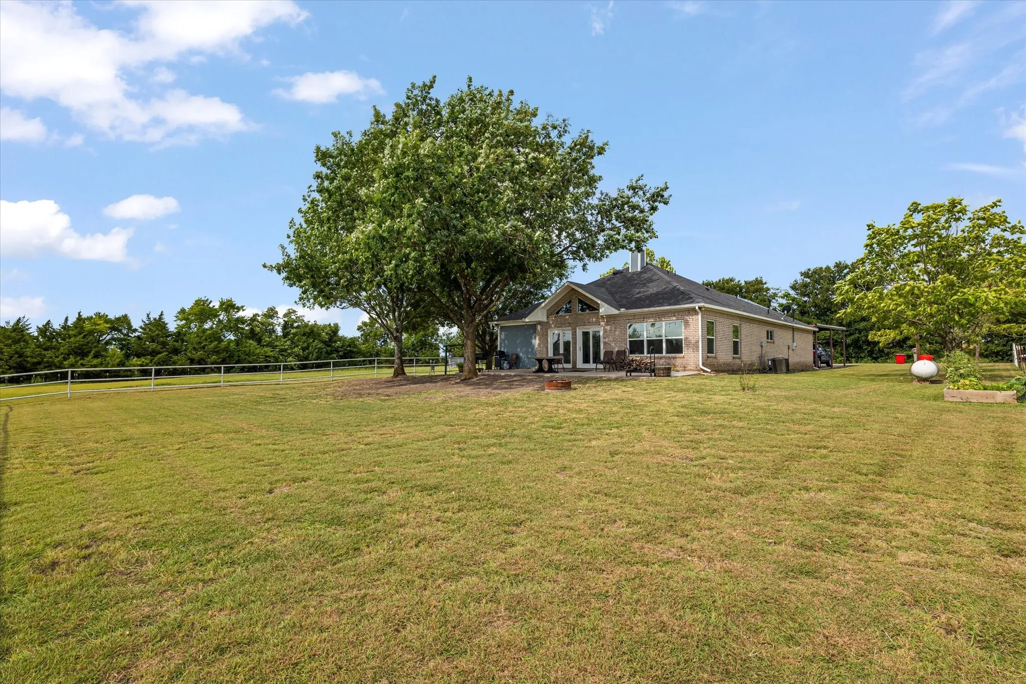 Single Family Residence For Sale in Fannin County , 1172 County Road 3710, Leonard, Texas 75452, 2 Bedroom, 2 Bathroom, 2 Garage spaces, 1,517 Sqft, built in 1998, mls#21360202, Real Estate Agent in Leonard, Homes For Sale in Fannin county, Homes For Sale in Leonard, Realtor in Leonard Texas, Real Estate Brokerage Independent Realty Texas, Luminita Cordes Realtor