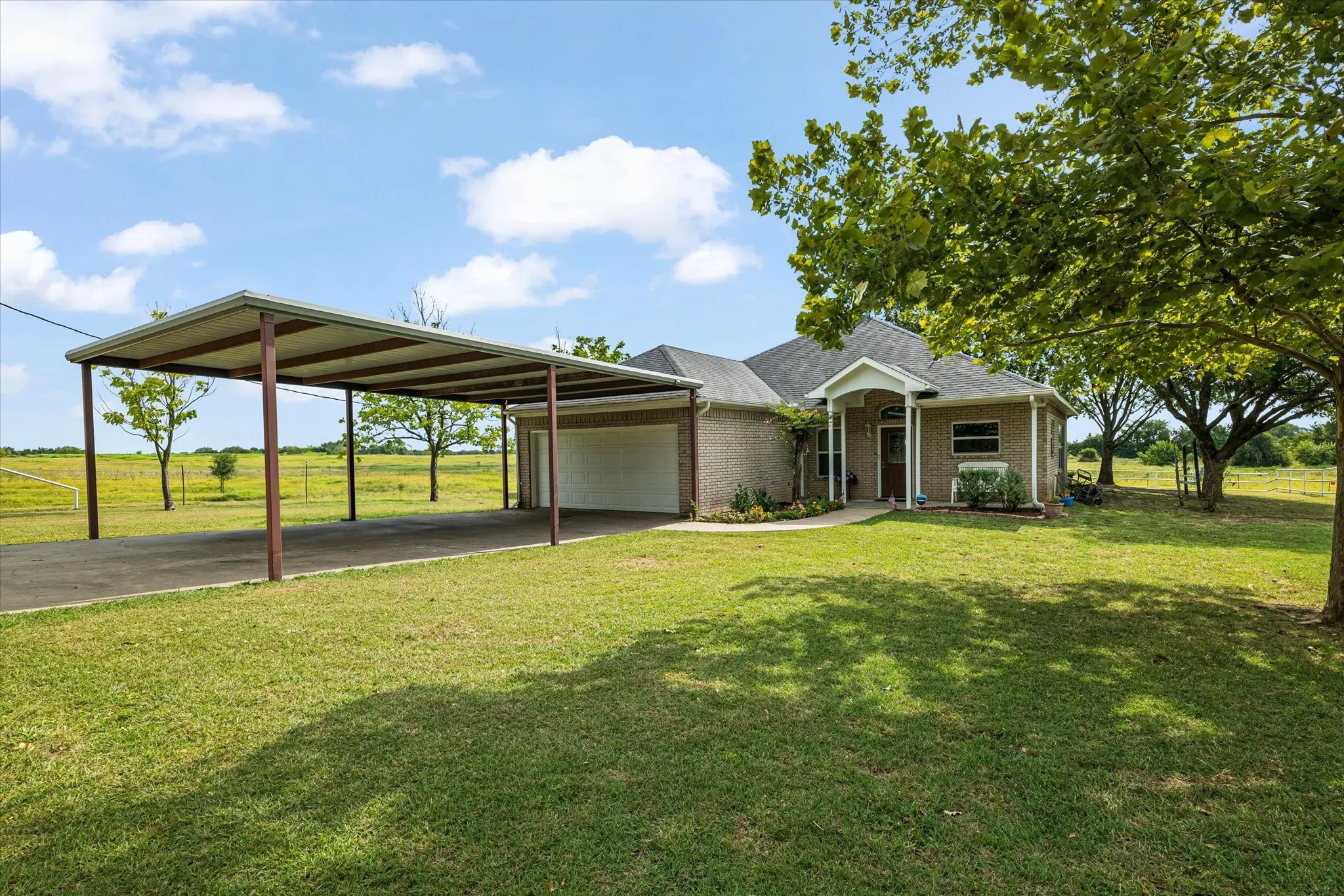 Single Family Residence For Sale in Fannin County , 1172 County Road 3710, Leonard, Texas 75452, 2 Bedroom, 2 Bathroom, 2 Garage spaces, 1,517 Sqft, built in 1998, mls#21360202, Real Estate Agent in Leonard, Homes For Sale in Fannin county, Homes For Sale in Leonard, Realtor in Leonard Texas, Real Estate Brokerage Independent Realty Texas, Luminita Cordes Realtor