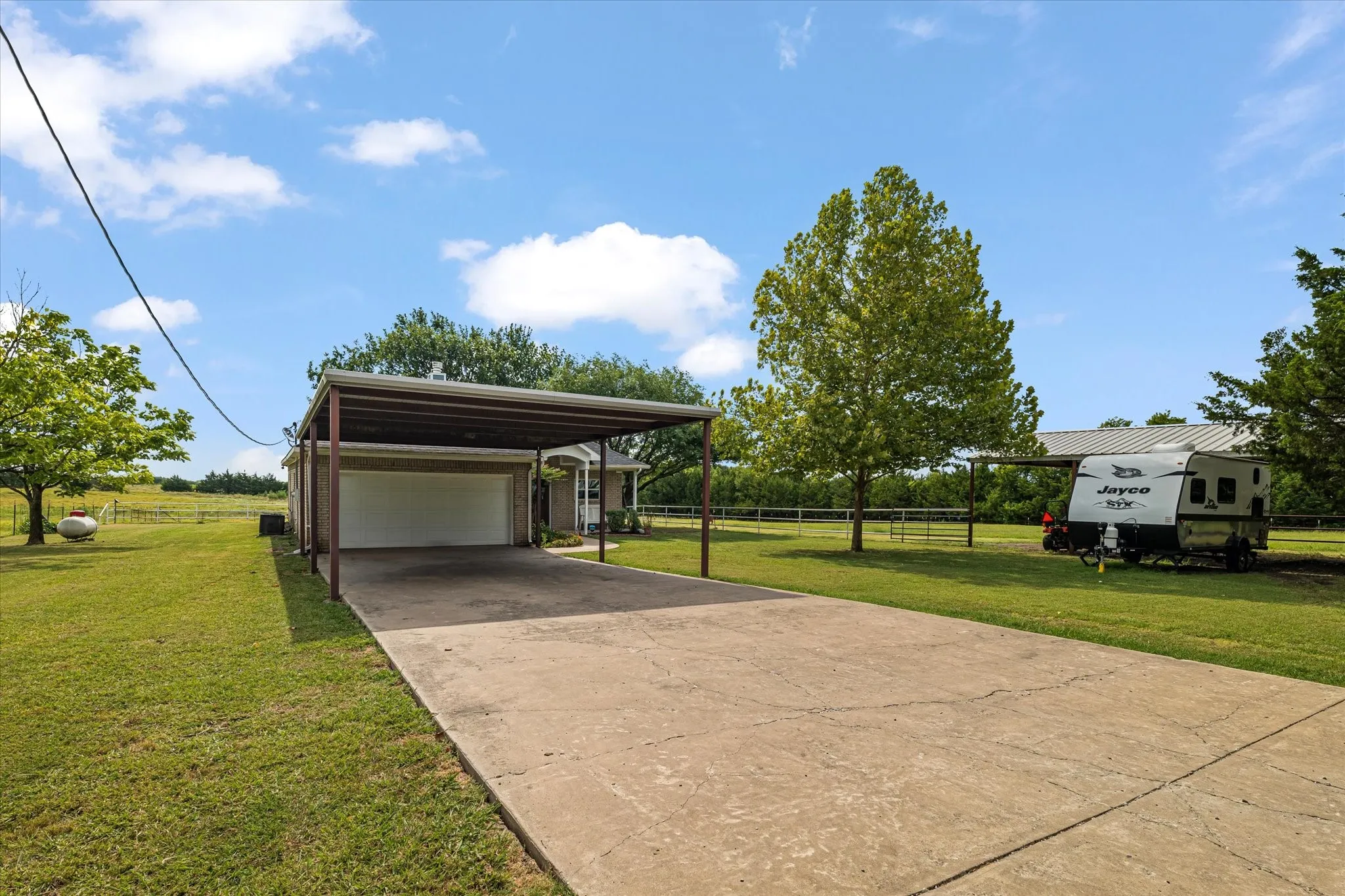 Single Family Residence For Sale in Fannin County , 1172 County Road 3710, Leonard, Texas 75452, 2 Bedroom, 2 Bathroom, 2 Garage spaces, 1,517 Sqft, built in 1998, mls#21360202, Real Estate Agent in Leonard, Homes For Sale in Fannin county, Homes For Sale in Leonard, Realtor in Leonard Texas, Real Estate Brokerage Independent Realty Texas, Luminita Cordes Realtor