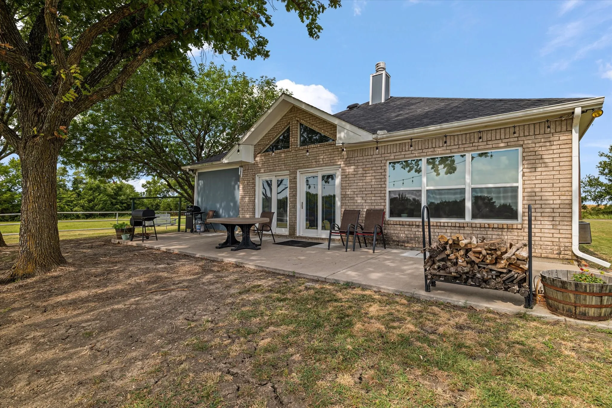 Single Family Residence For Sale in Fannin County , 1172 County Road 3710, Leonard, Texas 75452, 2 Bedroom, 2 Bathroom, 2 Garage spaces, 1,517 Sqft, built in 1998, mls#21360202, Real Estate Agent in Leonard, Homes For Sale in Fannin county, Homes For Sale in Leonard, Realtor in Leonard Texas, Real Estate Brokerage Independent Realty Texas, Luminita Cordes Realtor