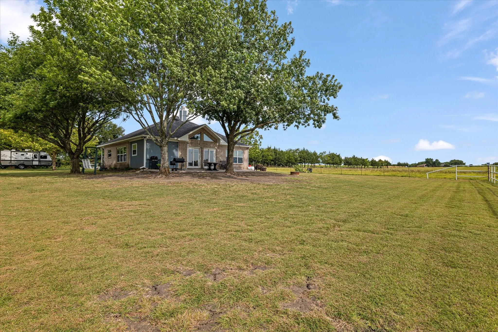Single Family Residence For Sale in Fannin County , 1172 County Road 3710, Leonard, Texas 75452, 2 Bedroom, 2 Bathroom, 2 Garage spaces, 1,517 Sqft, built in 1998, mls#21360202, Real Estate Agent in Leonard, Homes For Sale in Fannin county, Homes For Sale in Leonard, Realtor in Leonard Texas, Real Estate Brokerage Independent Realty Texas, Luminita Cordes Realtor