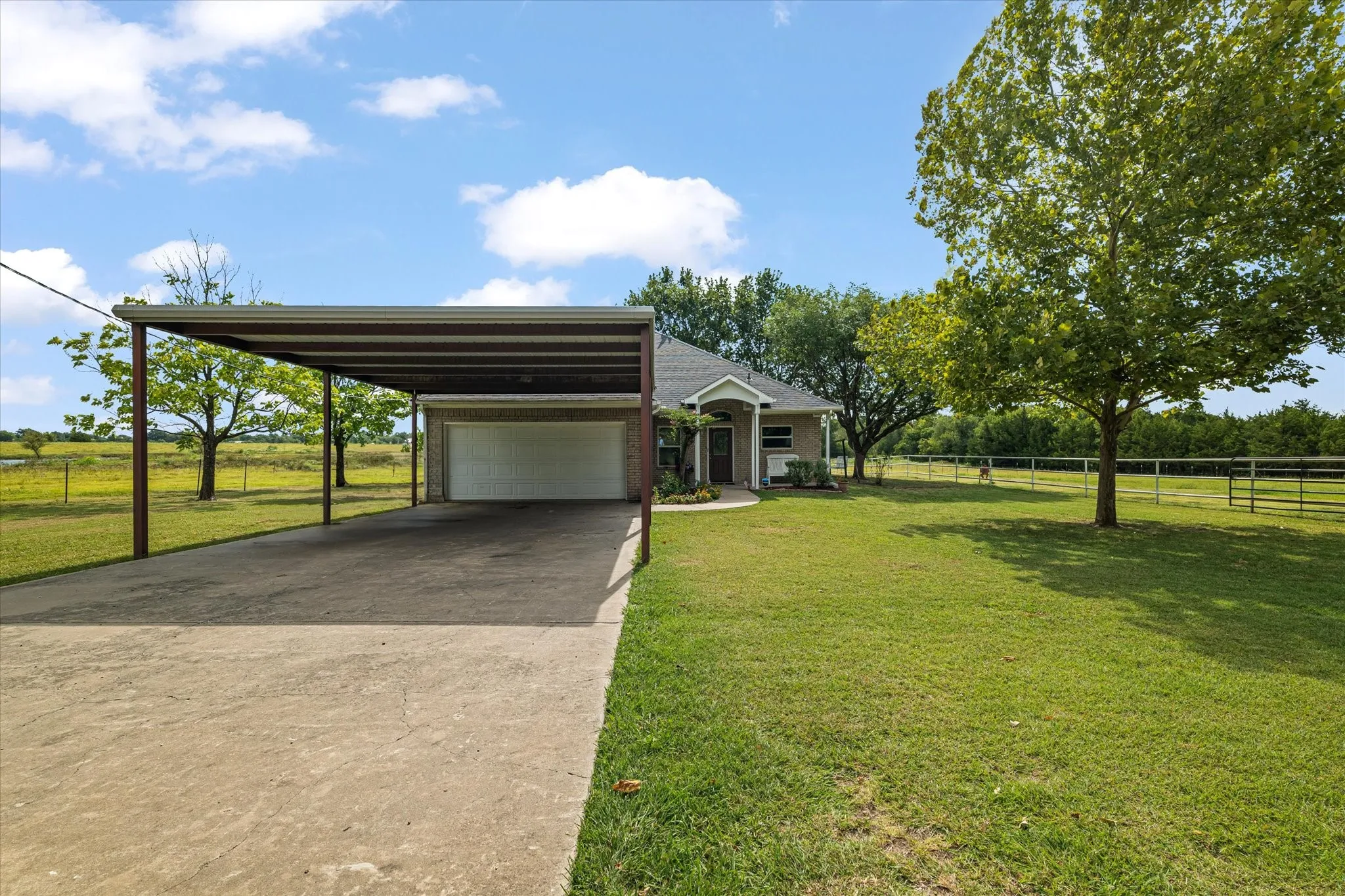Single Family Residence For Sale in Fannin County , 1172 County Road 3710, Leonard, Texas 75452, 2 Bedroom, 2 Bathroom, 2 Garage spaces, 1,517 Sqft, built in 1998, mls#21360202, Real Estate Agent in Leonard, Homes For Sale in Fannin county, Homes For Sale in Leonard, Realtor in Leonard Texas, Real Estate Brokerage Independent Realty Texas, Luminita Cordes Realtor