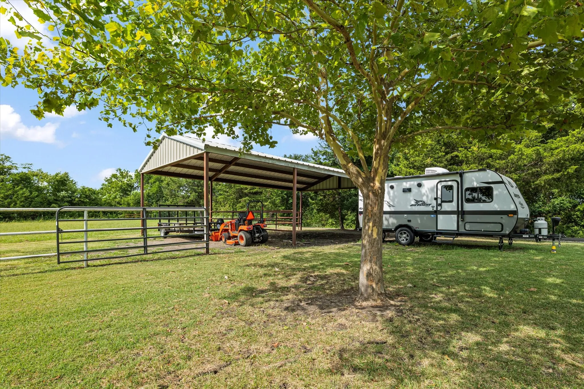 Single Family Residence For Sale in Fannin County , 1172 County Road 3710, Leonard, Texas 75452, 2 Bedroom, 2 Bathroom, 2 Garage spaces, 1,517 Sqft, built in 1998, mls#21360202, Real Estate Agent in Leonard, Homes For Sale in Fannin county, Homes For Sale in Leonard, Realtor in Leonard Texas, Real Estate Brokerage Independent Realty Texas, Luminita Cordes Realtor