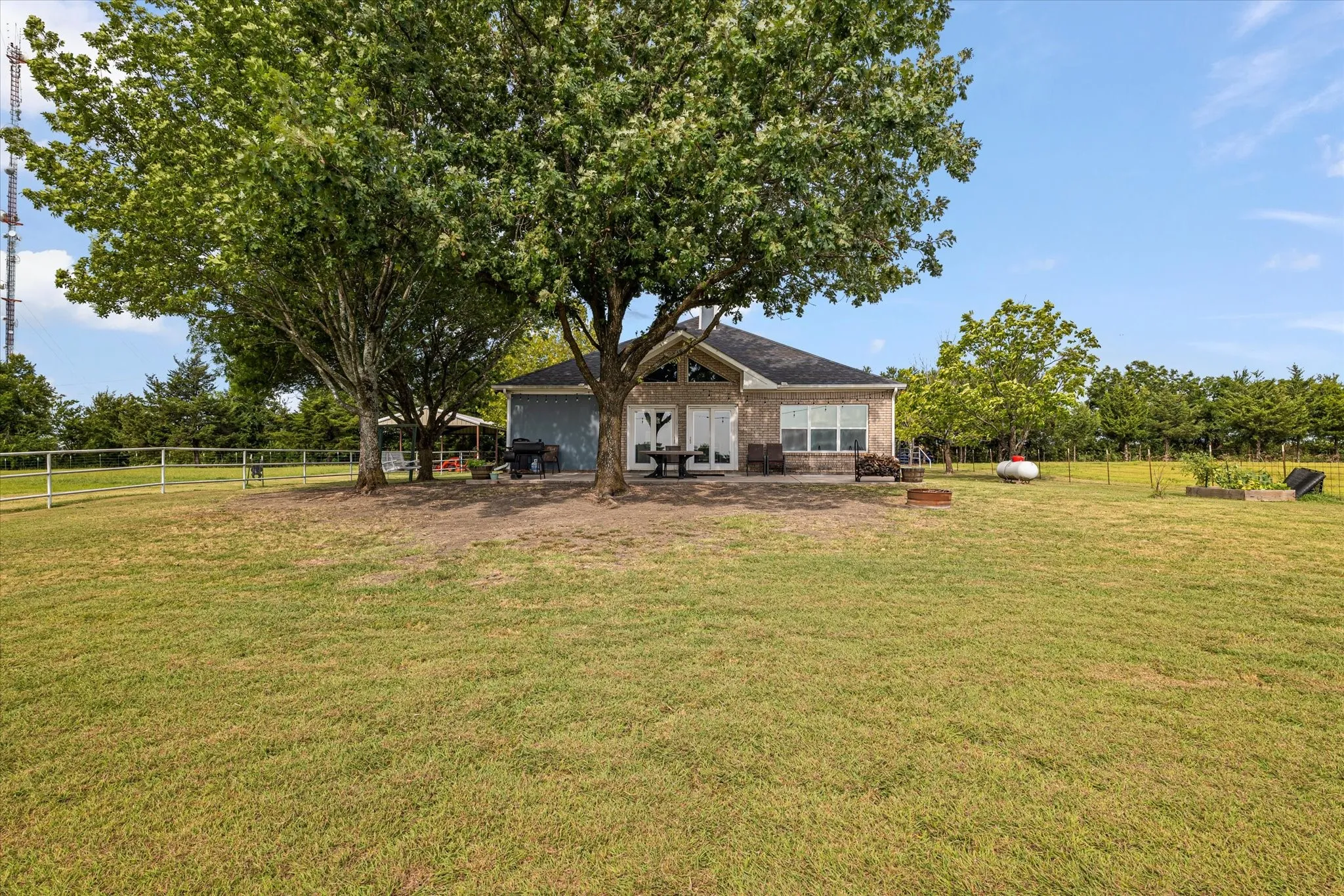 Single Family Residence For Sale in Fannin County , 1172 County Road 3710, Leonard, Texas 75452, 2 Bedroom, 2 Bathroom, 2 Garage spaces, 1,517 Sqft, built in 1998, mls#21360202, Real Estate Agent in Leonard, Homes For Sale in Fannin county, Homes For Sale in Leonard, Realtor in Leonard Texas, Real Estate Brokerage Independent Realty Texas, Luminita Cordes Realtor