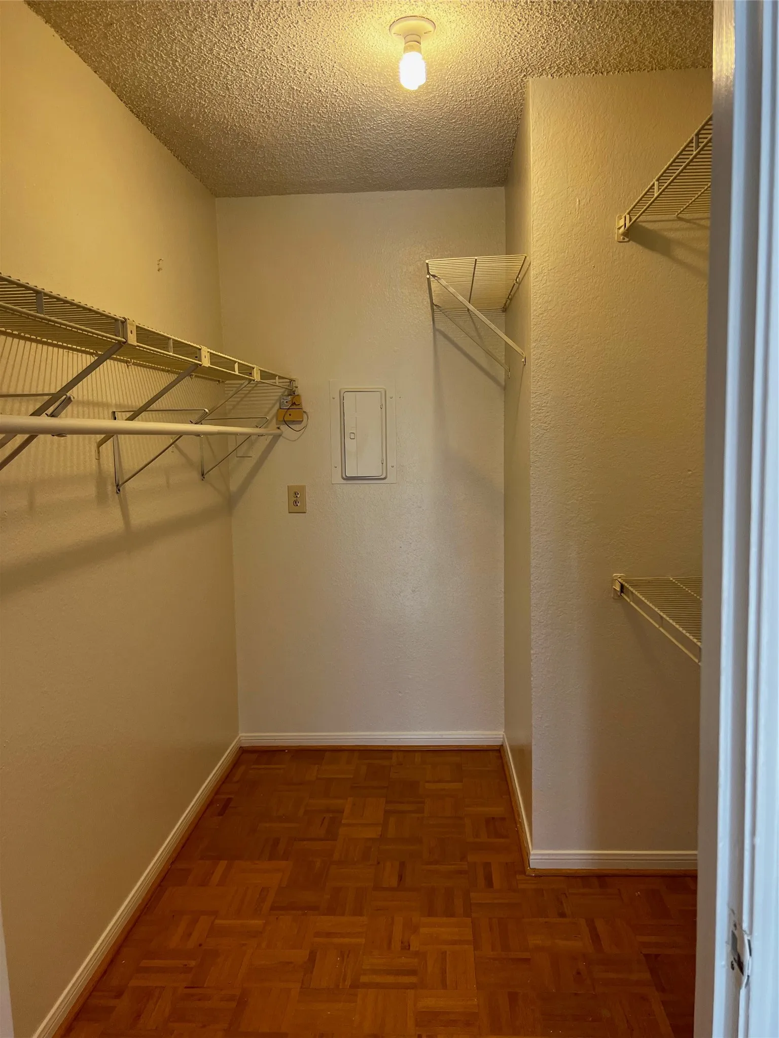 Condominium For Rent in Dallas County , 8545 Midpark Road 48, Dallas, Texas 75240, 2 Bedroom, 2 Bathroom, Garage spaces, 1,035 Sqft, built in 1982, mls#21360174, Real Estate Agent in Dallas, Homes For Rent in Dallas county, Homes For Rent in Dallas, Realtor in Dallas Texas, Real Estate Brokerage Independent Realty Texas, Luminita Cordes Realtor