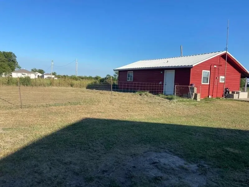 Single Family Residence For Rent in Hunt County , 4156 FM 118, Greenville, Texas 75401, 2 Bedroom, 1 Bathroom, Garage spaces, 859 Sqft, built in 1960, mls#21360264, Real Estate Agent in Greenville, Homes For Rent in Hunt county, Homes For Rent in Greenville, Realtor in Greenville Texas, Real Estate Brokerage Independent Realty Texas, Luminita Cordes Realtor