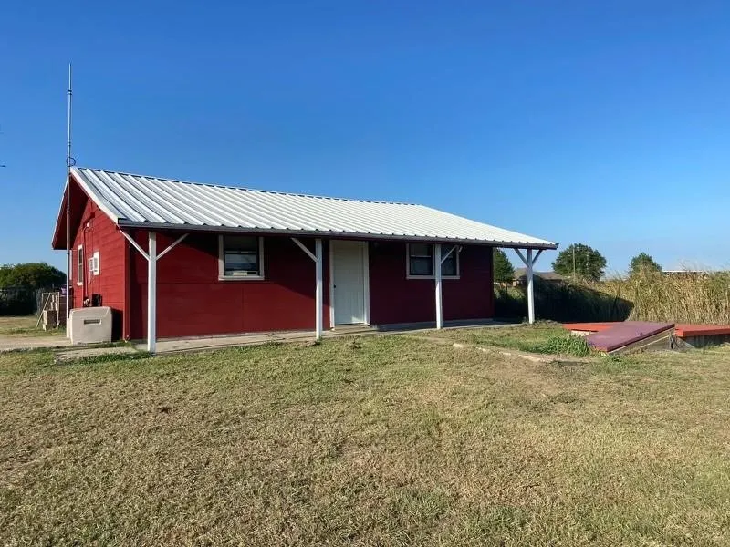 Single Family Residence For Rent in Hunt County , 4156 FM 118, Greenville, Texas 75401, 2 Bedroom, 1 Bathroom, Garage spaces, 859 Sqft, built in 1960, mls#21360264, Real Estate Agent in Greenville, Homes For Rent in Hunt county, Homes For Rent in Greenville, Realtor in Greenville Texas, Real Estate Brokerage Independent Realty Texas, Luminita Cordes Realtor