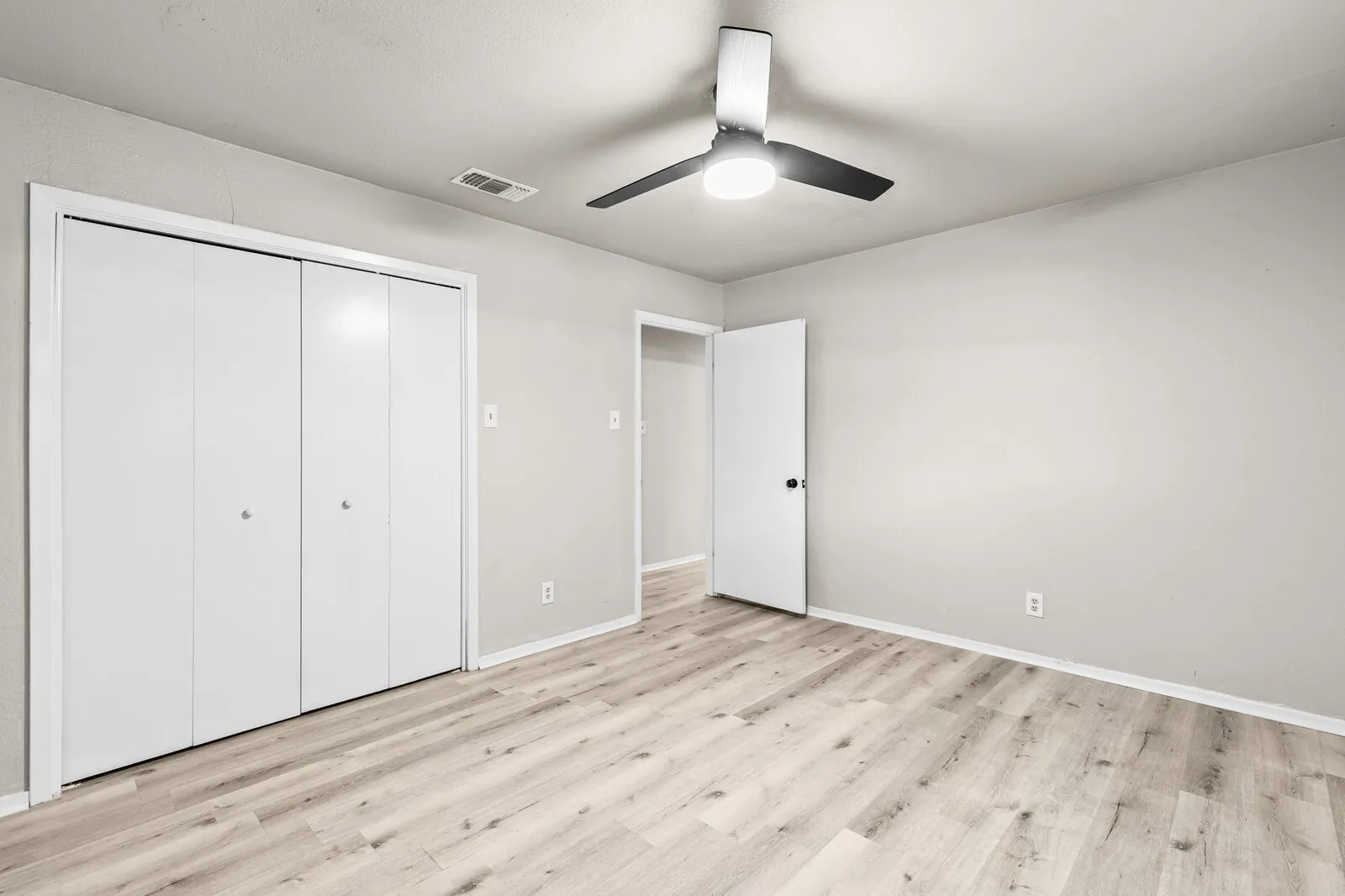 Single Family Residence For Sale in Mc Lennan County , 1700 Laurel Lake, Waco, Texas 76710, 3 Bedroom, 2 Bathroom, Garage spaces, 1,908 Sqft, built in 1973, mls#21360184, Real Estate Agent in Waco, Homes For Sale in Mc Lennan county, Homes For Sale in Waco, Realtor in Waco Texas, Real Estate Brokerage Independent Realty Texas, Luminita Cordes Realtor