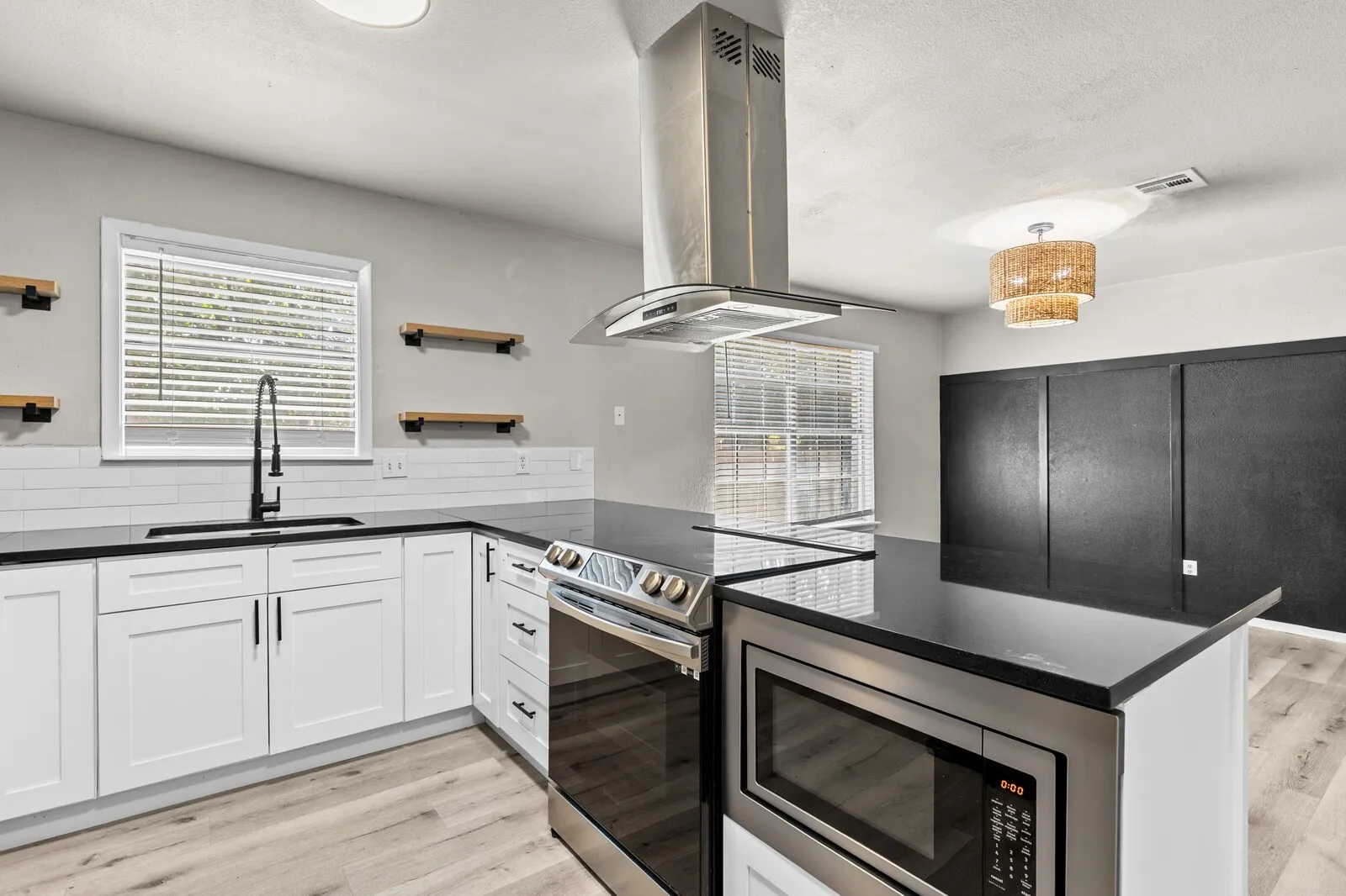 Single Family Residence For Sale in Mc Lennan County , 1700 Laurel Lake, Waco, Texas 76710, 3 Bedroom, 2 Bathroom, Garage spaces, 1,908 Sqft, built in 1973, mls#21360184, Real Estate Agent in Waco, Homes For Sale in Mc Lennan county, Homes For Sale in Waco, Realtor in Waco Texas, Real Estate Brokerage Independent Realty Texas, Luminita Cordes Realtor