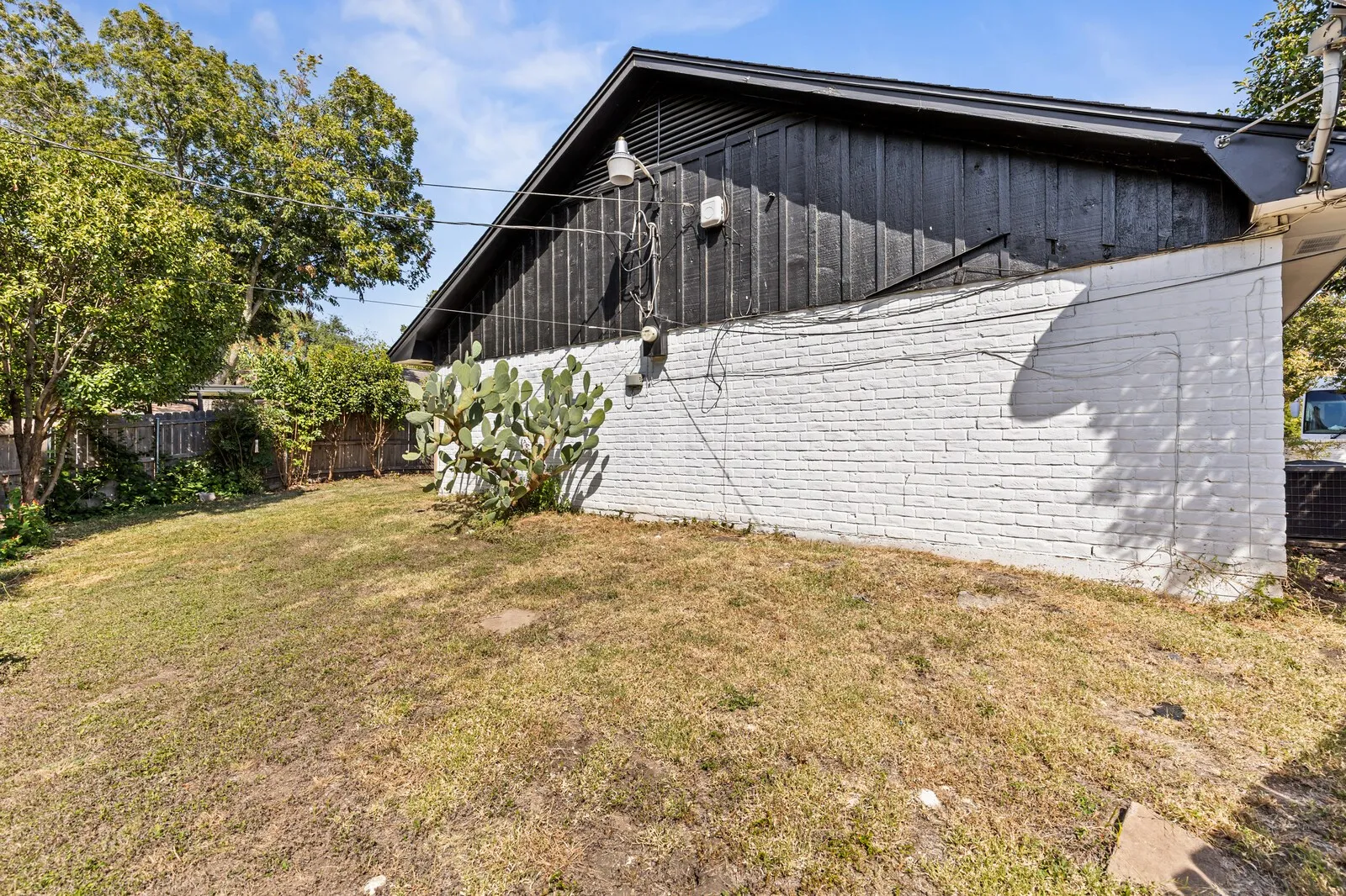 Single Family Residence For Sale in Mc Lennan County , 1700 Laurel Lake, Waco, Texas 76710, 3 Bedroom, 2 Bathroom, Garage spaces, 1,908 Sqft, built in 1973, mls#21360184, Real Estate Agent in Waco, Homes For Sale in Mc Lennan county, Homes For Sale in Waco, Realtor in Waco Texas, Real Estate Brokerage Independent Realty Texas, Luminita Cordes Realtor