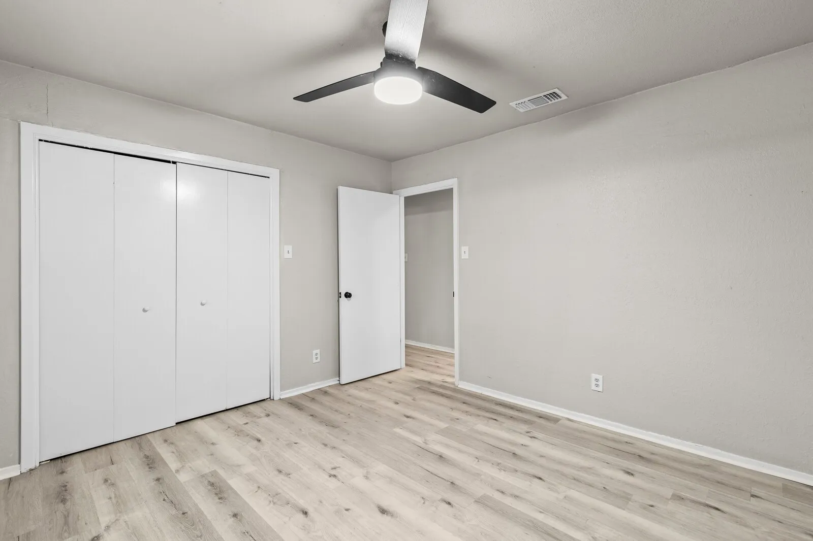 Single Family Residence For Sale in Mc Lennan County , 1700 Laurel Lake, Waco, Texas 76710, 3 Bedroom, 2 Bathroom, Garage spaces, 1,908 Sqft, built in 1973, mls#21360184, Real Estate Agent in Waco, Homes For Sale in Mc Lennan county, Homes For Sale in Waco, Realtor in Waco Texas, Real Estate Brokerage Independent Realty Texas, Luminita Cordes Realtor