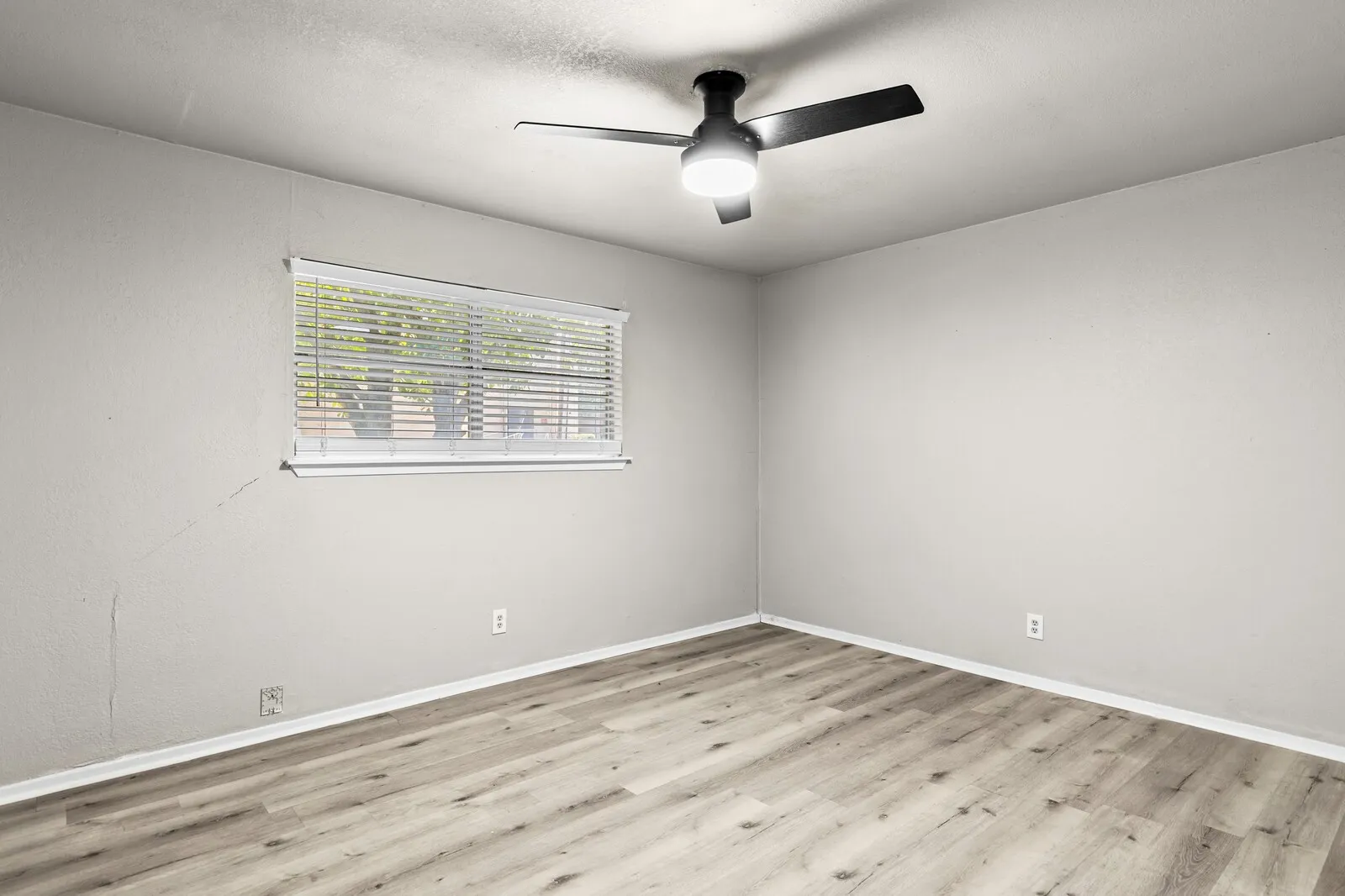 Single Family Residence For Sale in Mc Lennan County , 1700 Laurel Lake, Waco, Texas 76710, 3 Bedroom, 2 Bathroom, Garage spaces, 1,908 Sqft, built in 1973, mls#21360184, Real Estate Agent in Waco, Homes For Sale in Mc Lennan county, Homes For Sale in Waco, Realtor in Waco Texas, Real Estate Brokerage Independent Realty Texas, Luminita Cordes Realtor