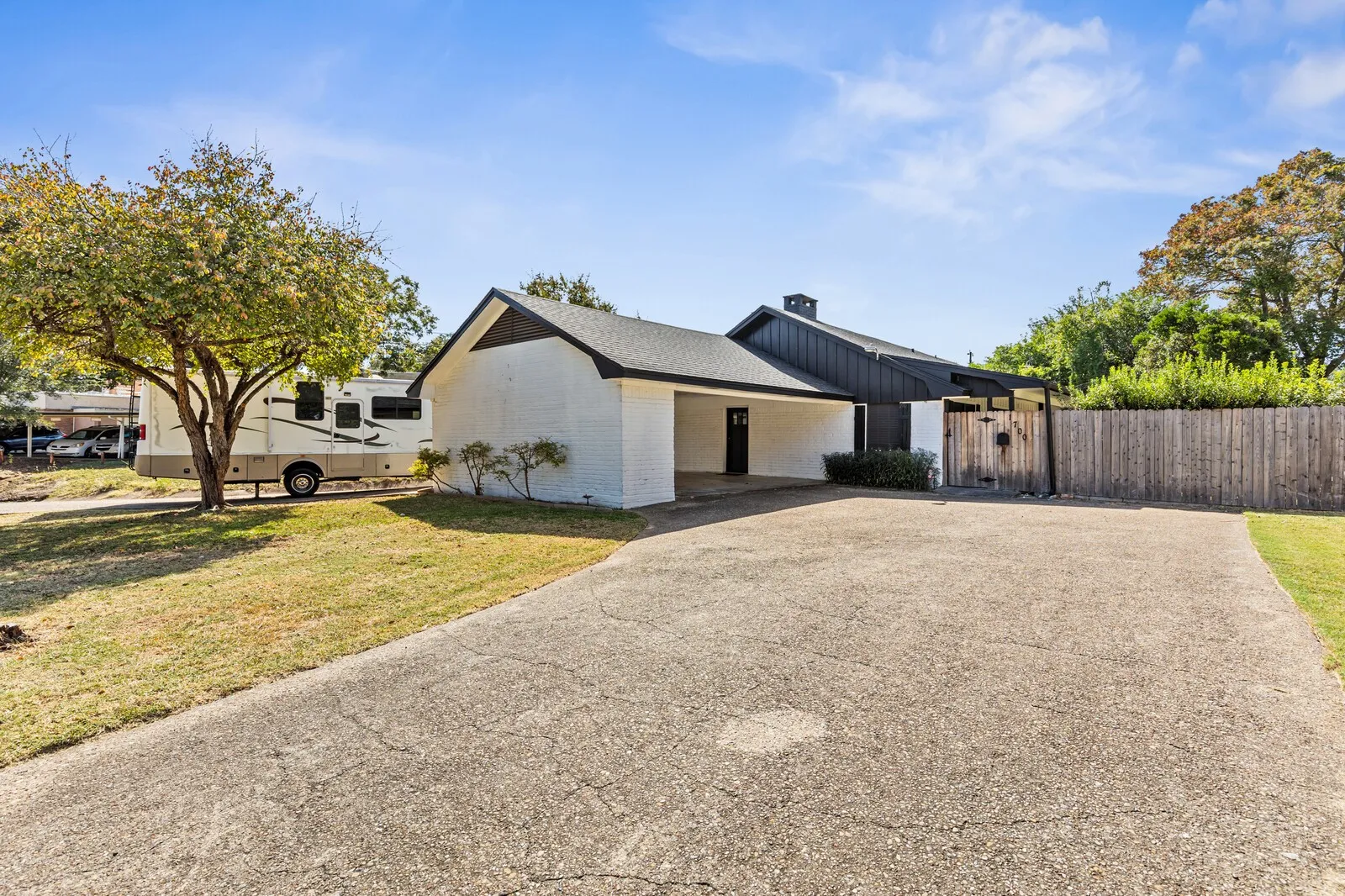 Single Family Residence For Sale in Mc Lennan County , 1700 Laurel Lake, Waco, Texas 76710, 3 Bedroom, 2 Bathroom, Garage spaces, 1,908 Sqft, built in 1973, mls#21360184, Real Estate Agent in Waco, Homes For Sale in Mc Lennan county, Homes For Sale in Waco, Realtor in Waco Texas, Real Estate Brokerage Independent Realty Texas, Luminita Cordes Realtor