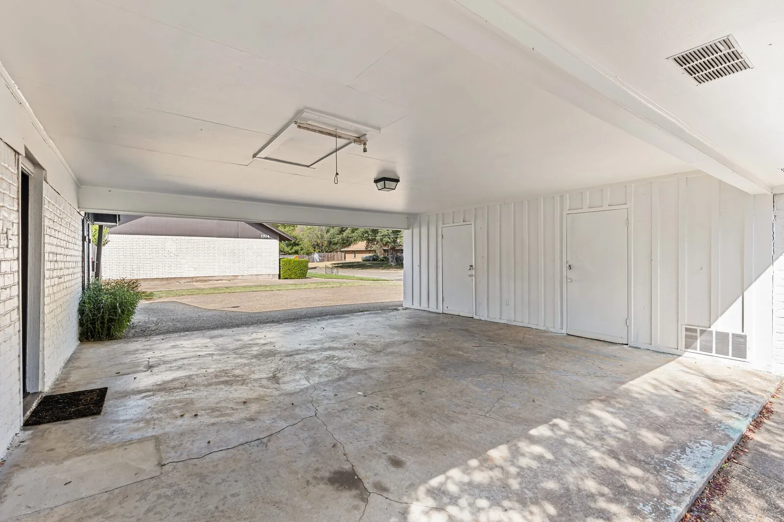 Single Family Residence For Sale in Mc Lennan County , 1700 Laurel Lake, Waco, Texas 76710, 3 Bedroom, 2 Bathroom, Garage spaces, 1,908 Sqft, built in 1973, mls#21360184, Real Estate Agent in Waco, Homes For Sale in Mc Lennan county, Homes For Sale in Waco, Realtor in Waco Texas, Real Estate Brokerage Independent Realty Texas, Luminita Cordes Realtor