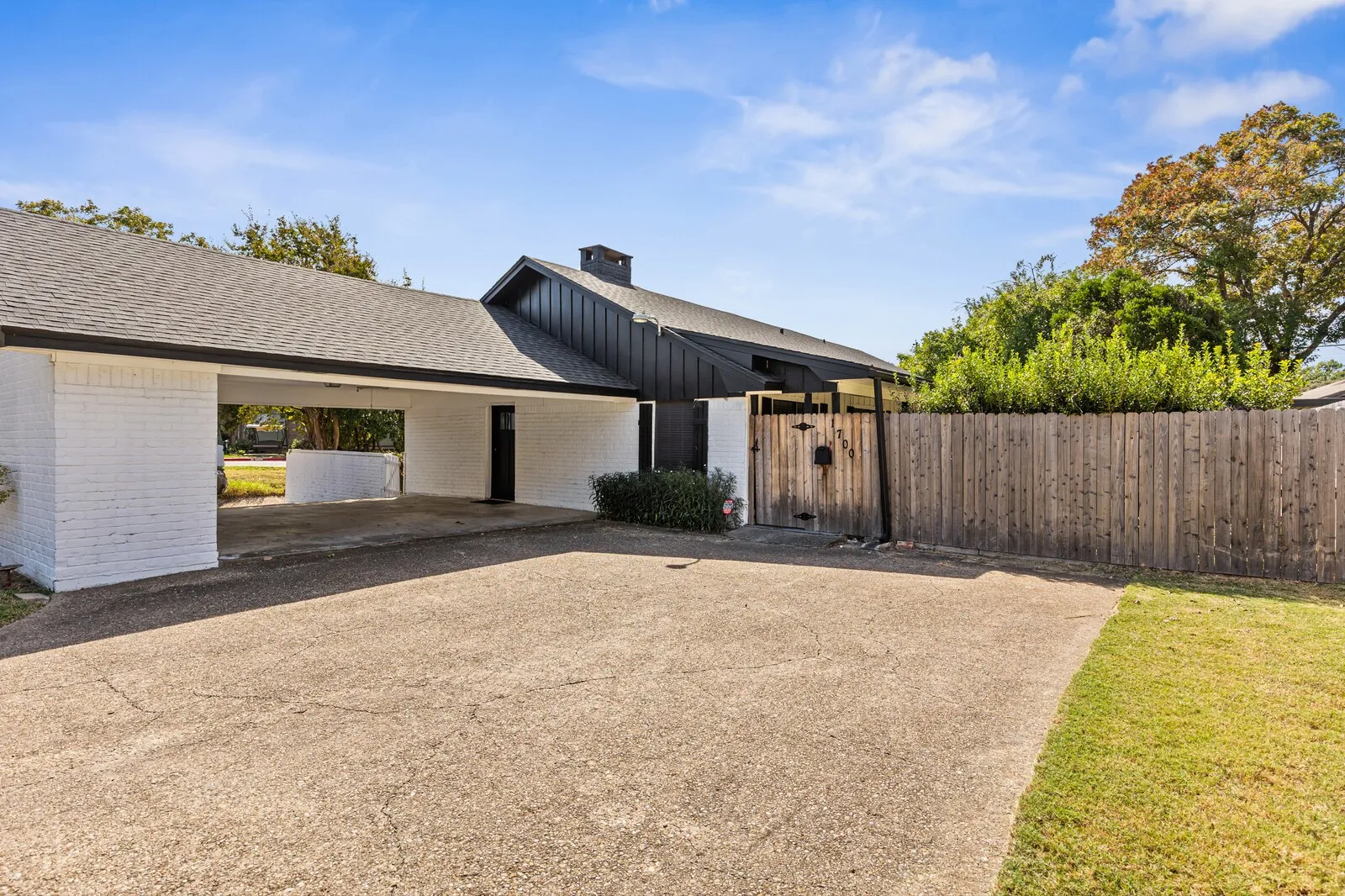 Single Family Residence For Sale in Mc Lennan County , 1700 Laurel Lake, Waco, Texas 76710, 3 Bedroom, 2 Bathroom, Garage spaces, 1,908 Sqft, built in 1973, mls#21360184, Real Estate Agent in Waco, Homes For Sale in Mc Lennan county, Homes For Sale in Waco, Realtor in Waco Texas, Real Estate Brokerage Independent Realty Texas, Luminita Cordes Realtor