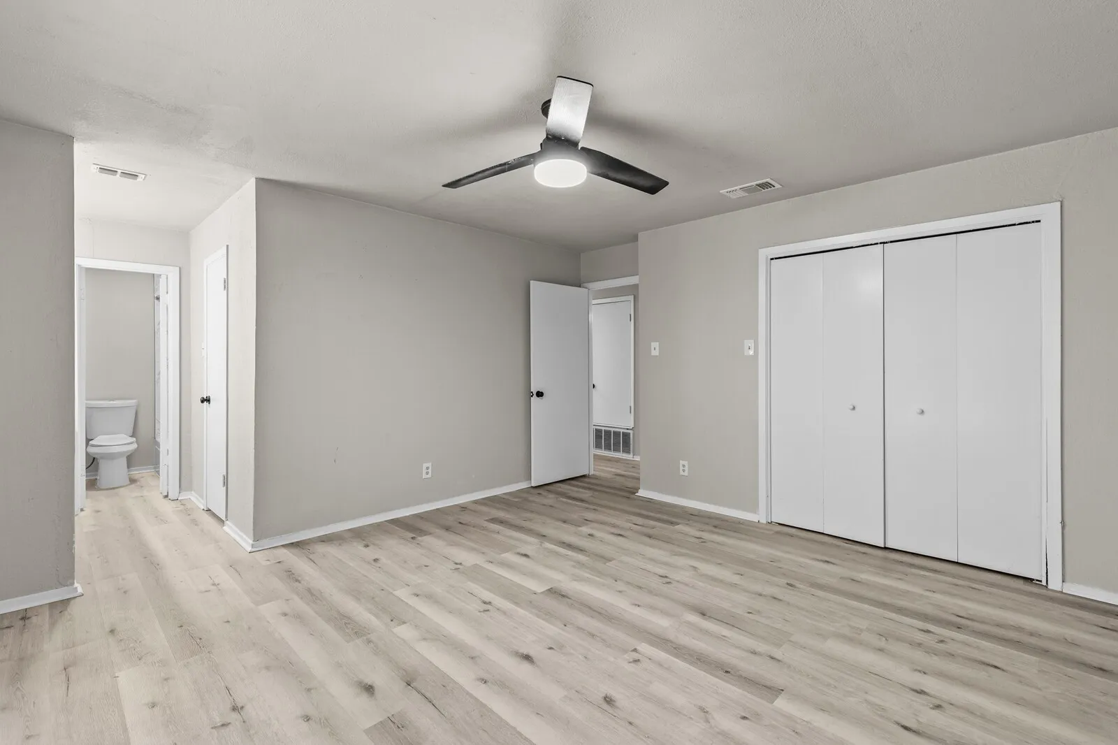 Single Family Residence For Sale in Mc Lennan County , 1700 Laurel Lake, Waco, Texas 76710, 3 Bedroom, 2 Bathroom, Garage spaces, 1,908 Sqft, built in 1973, mls#21360184, Real Estate Agent in Waco, Homes For Sale in Mc Lennan county, Homes For Sale in Waco, Realtor in Waco Texas, Real Estate Brokerage Independent Realty Texas, Luminita Cordes Realtor