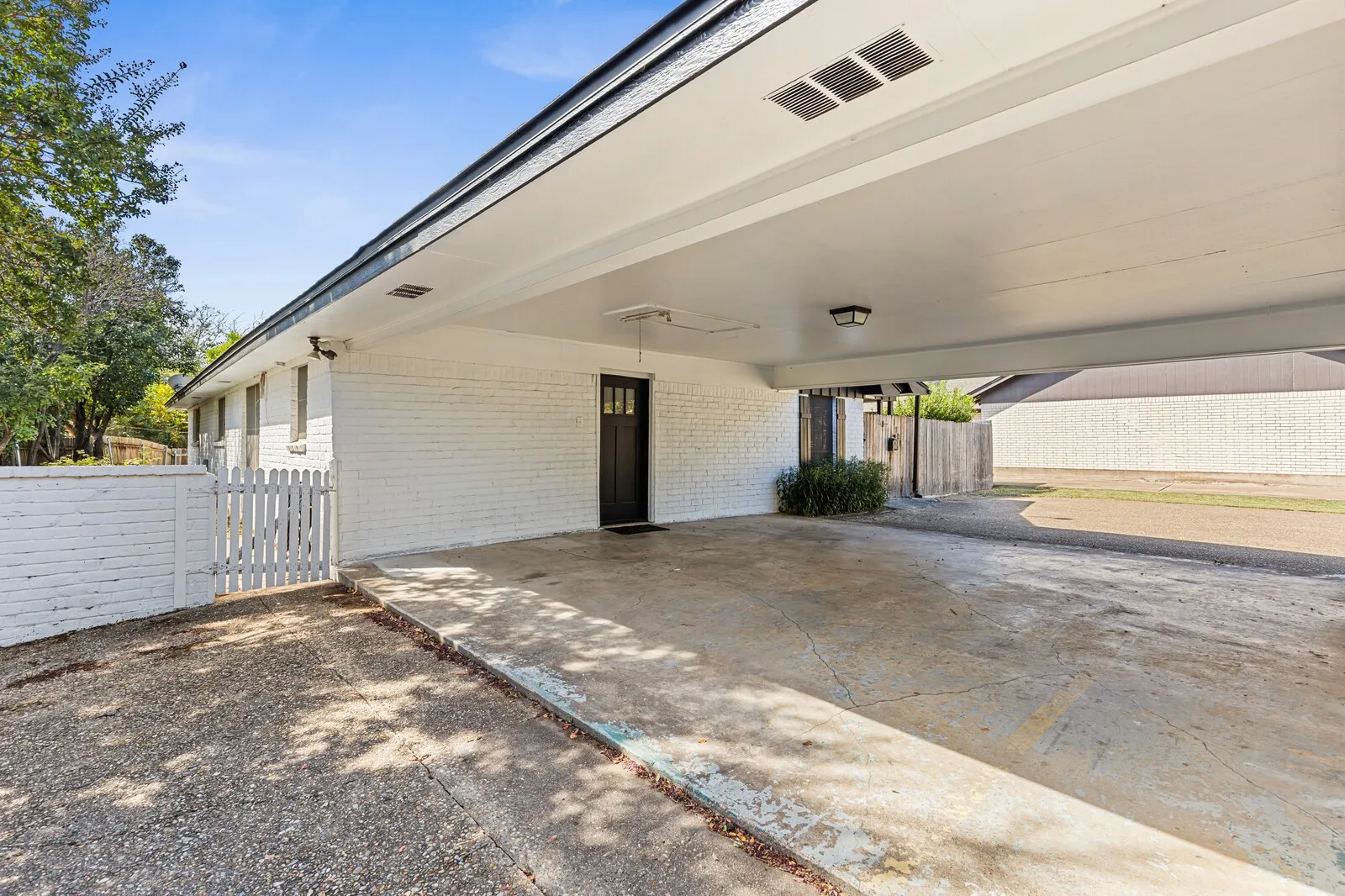 Single Family Residence For Sale in Mc Lennan County , 1700 Laurel Lake, Waco, Texas 76710, 3 Bedroom, 2 Bathroom, Garage spaces, 1,908 Sqft, built in 1973, mls#21360184, Real Estate Agent in Waco, Homes For Sale in Mc Lennan county, Homes For Sale in Waco, Realtor in Waco Texas, Real Estate Brokerage Independent Realty Texas, Luminita Cordes Realtor