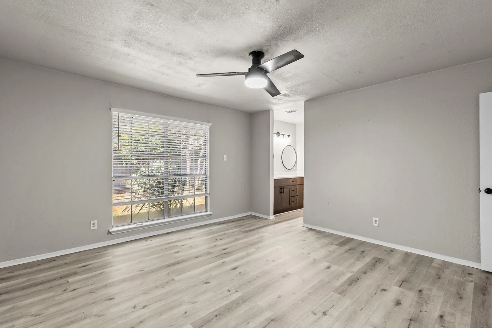 Single Family Residence For Sale in Mc Lennan County , 1700 Laurel Lake, Waco, Texas 76710, 3 Bedroom, 2 Bathroom, Garage spaces, 1,908 Sqft, built in 1973, mls#21360184, Real Estate Agent in Waco, Homes For Sale in Mc Lennan county, Homes For Sale in Waco, Realtor in Waco Texas, Real Estate Brokerage Independent Realty Texas, Luminita Cordes Realtor