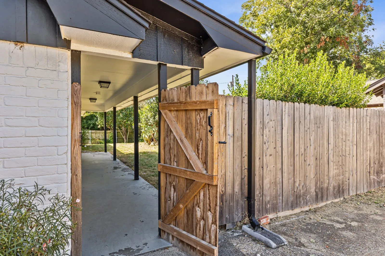 Single Family Residence For Sale in Mc Lennan County , 1700 Laurel Lake, Waco, Texas 76710, 3 Bedroom, 2 Bathroom, Garage spaces, 1,908 Sqft, built in 1973, mls#21360184, Real Estate Agent in Waco, Homes For Sale in Mc Lennan county, Homes For Sale in Waco, Realtor in Waco Texas, Real Estate Brokerage Independent Realty Texas, Luminita Cordes Realtor