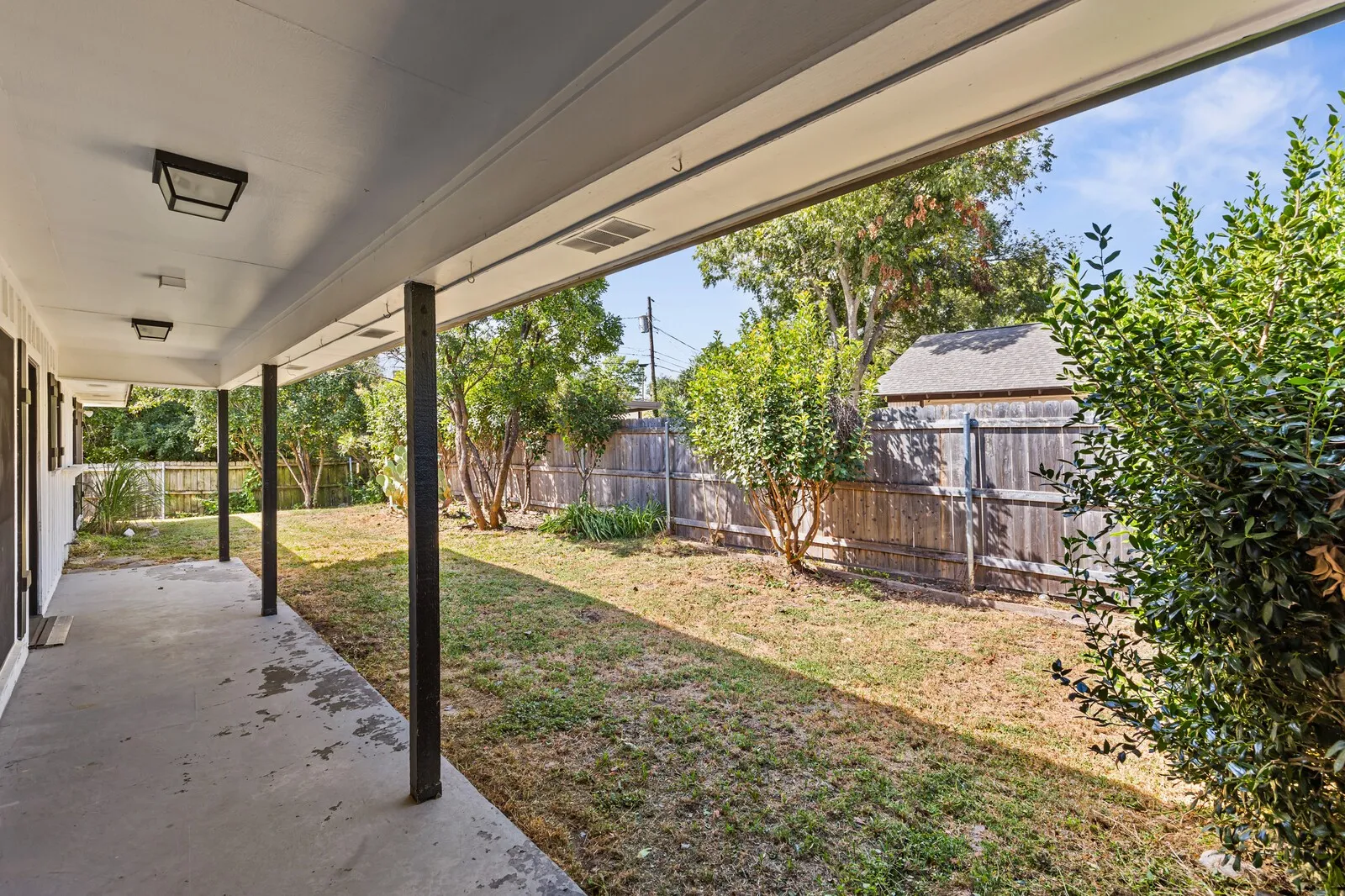 Single Family Residence For Sale in Mc Lennan County , 1700 Laurel Lake, Waco, Texas 76710, 3 Bedroom, 2 Bathroom, Garage spaces, 1,908 Sqft, built in 1973, mls#21360184, Real Estate Agent in Waco, Homes For Sale in Mc Lennan county, Homes For Sale in Waco, Realtor in Waco Texas, Real Estate Brokerage Independent Realty Texas, Luminita Cordes Realtor