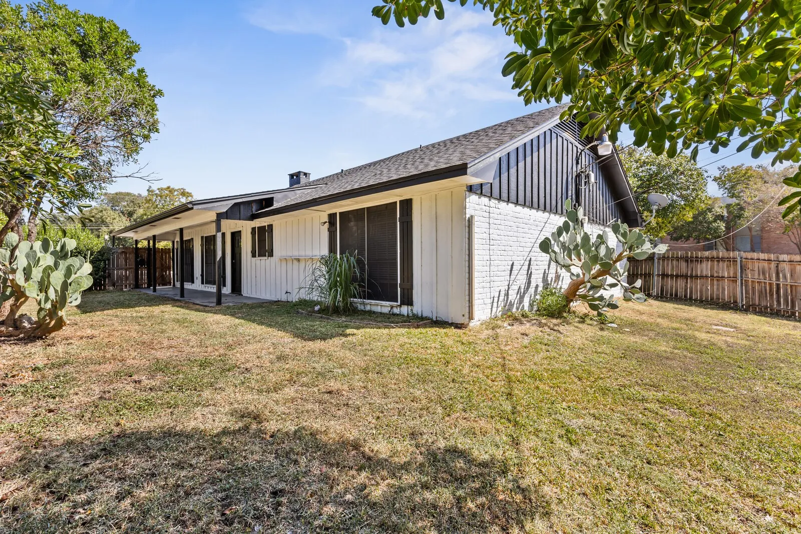 Single Family Residence For Sale in Mc Lennan County , 1700 Laurel Lake, Waco, Texas 76710, 3 Bedroom, 2 Bathroom, Garage spaces, 1,908 Sqft, built in 1973, mls#21360184, Real Estate Agent in Waco, Homes For Sale in Mc Lennan county, Homes For Sale in Waco, Realtor in Waco Texas, Real Estate Brokerage Independent Realty Texas, Luminita Cordes Realtor