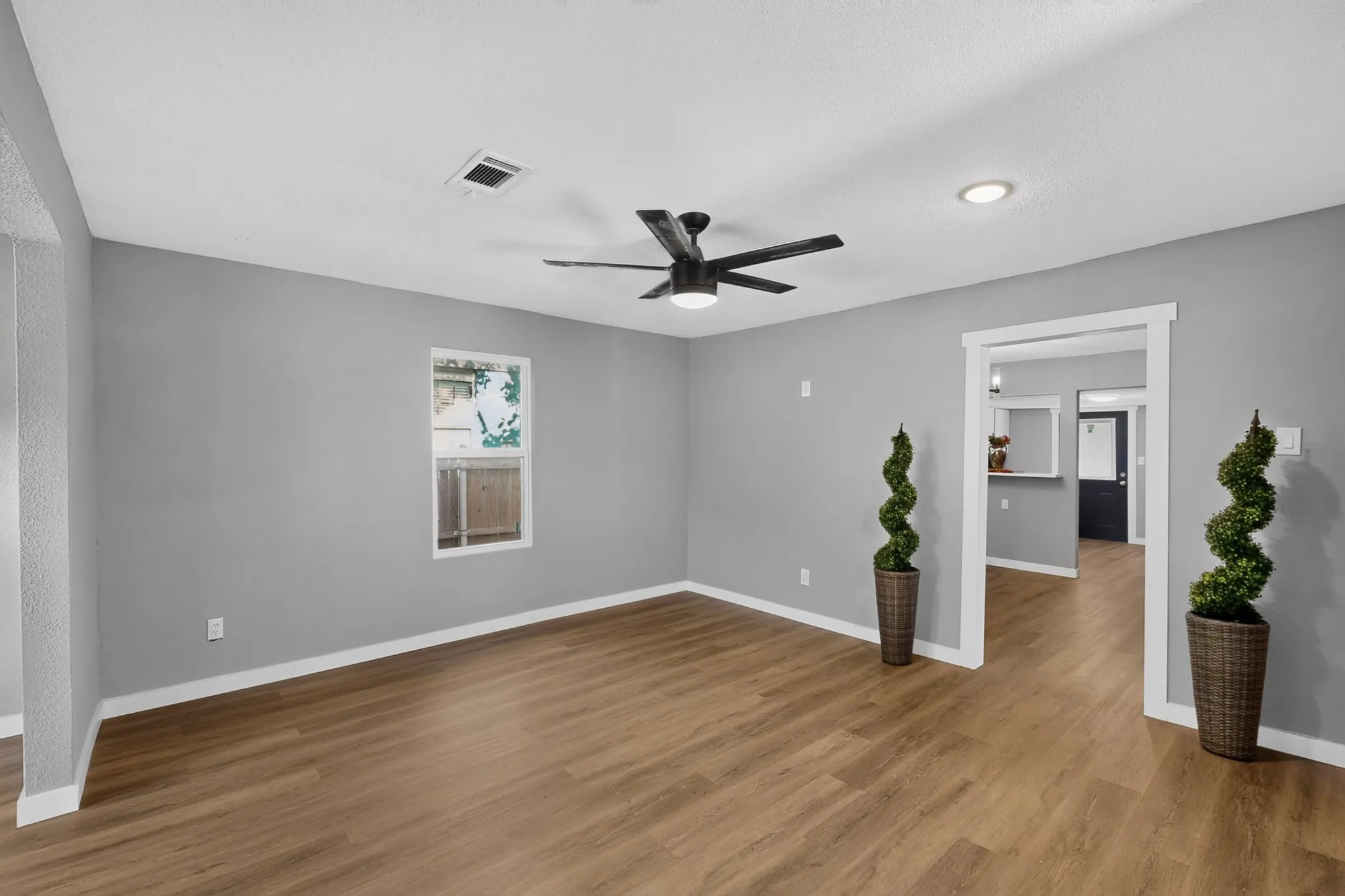 Single Family Residence For Sale in Dallas County , 4107 Rockford Drive, Dallas, Texas 75211, 3 Bedroom, 2 Bathroom, Garage spaces, 1,392 Sqft, built in 1950, mls#21357847, Real Estate Agent in Dallas, Homes For Sale in Dallas county, Homes For Sale in Dallas, Realtor in Dallas Texas, Real Estate Brokerage Independent Realty Texas, Luminita Cordes Realtor