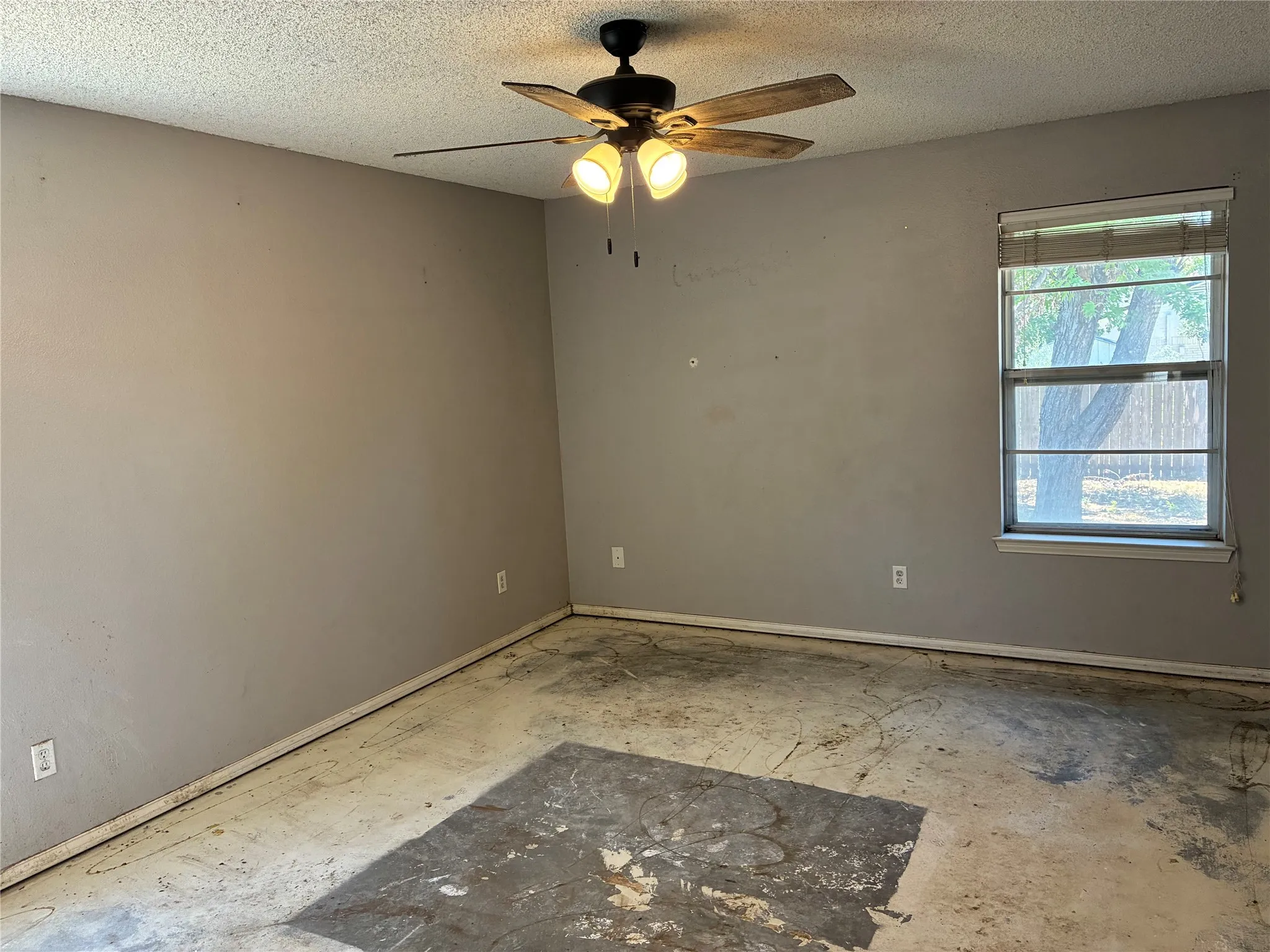 Single Family Residence For Sale in Palo Pinto County , 3406 NE 11TH Street, Mineral Wells, Texas 76067, 3 Bedroom, 2 Bathroom, 2 Garage spaces, 1,454 Sqft, built in 1983, mls#21358623, Real Estate Agent in Mineral Wells, Homes For Sale in Palo Pinto county, Homes For Sale in Mineral Wells, Realtor in Mineral Wells Texas, Real Estate Brokerage Independent Realty Texas, Luminita Cordes Realtor