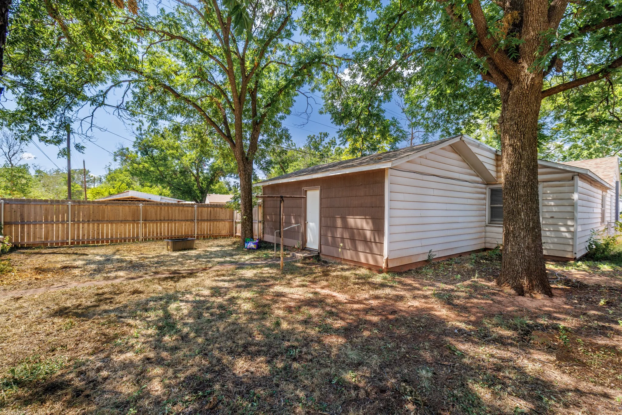 Single Family Residence For Sale in Taylor County , 3249 S 4th Street, Abilene, Texas 79605, 3 Bedroom, 2 Bathroom, 2 Garage spaces, 1,470 Sqft, built in 1946, mls#21352797, Real Estate Agent in Abilene, Homes For Sale in Taylor county, Homes For Sale in Abilene, Realtor in Abilene Texas, Real Estate Brokerage Independent Realty Texas, Luminita Cordes Realtor