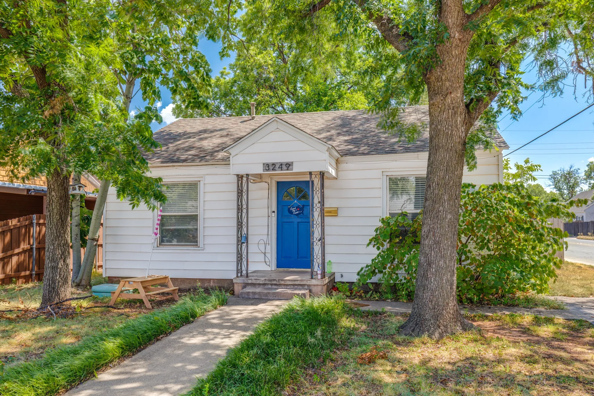 Single Family Residence For Sale in Taylor County , 3249 S 4th Street, Abilene, Texas 79605, 3 Bedroom, 2 Bathroom, 2 Garage spaces, 1,470 Sqft, built in 1946, mls#21352797, Real Estate Agent in Abilene, Homes For Sale in Taylor county, Homes For Sale in Abilene, Realtor in Abilene Texas, Real Estate Brokerage Independent Realty Texas, Luminita Cordes Realtor