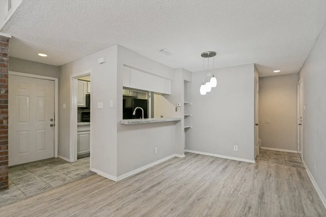 Townhouse For Rent in Dallas County , 18240 Midway Road 905, Dallas, Texas 75287, 1 Bedroom, 2 Bathroom, Garage spaces, 925 Sqft, built in 1982, mls#21360164, Real Estate Agent in Dallas, Homes For Rent in Dallas county, Homes For Rent in Dallas, Realtor in Dallas Texas, Real Estate Brokerage Independent Realty Texas, Luminita Cordes Realtor