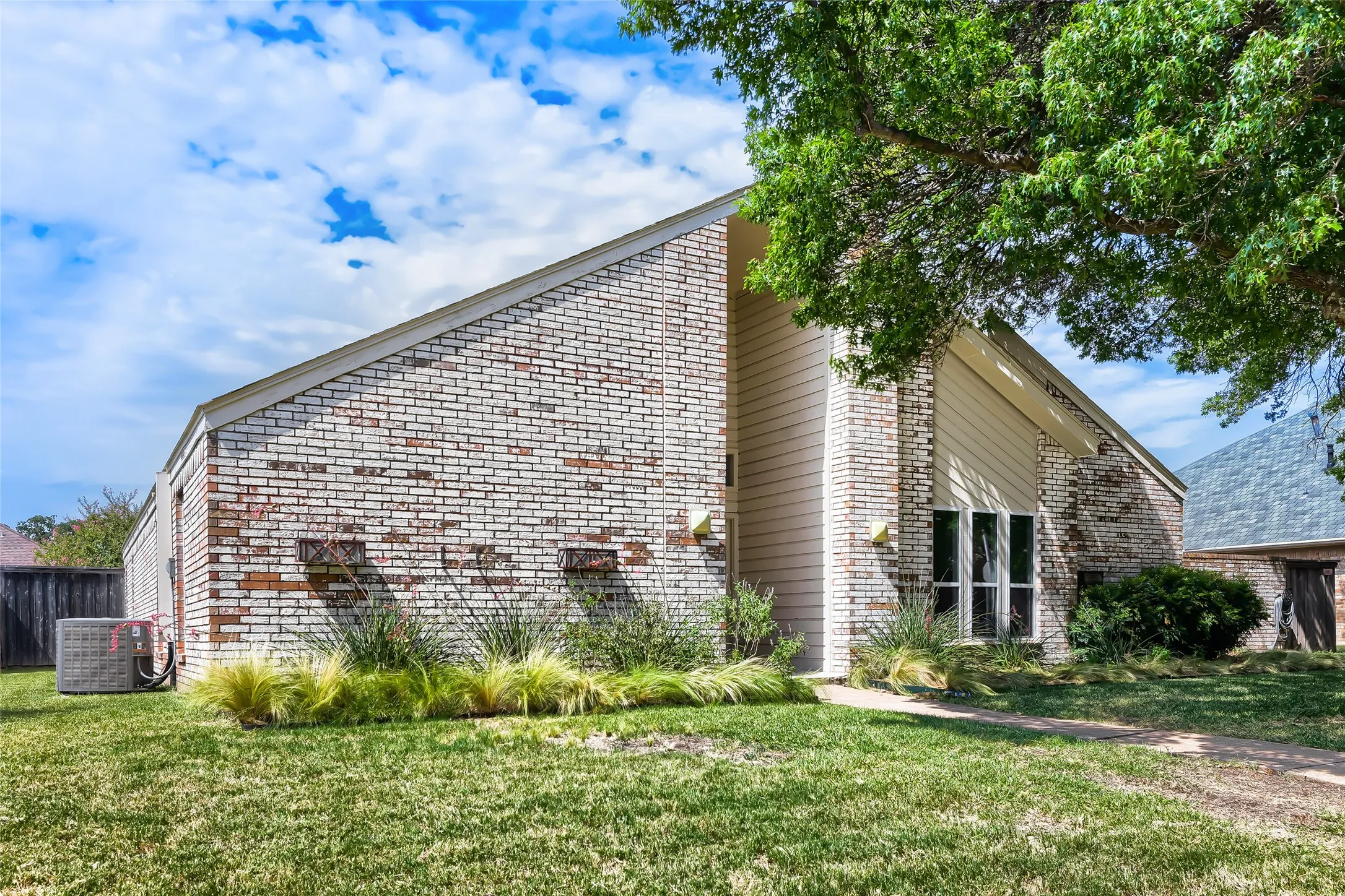 Single Family Residence For Sale in Collin County , 3421 Cross Bend Road, Plano, Texas 75023, 4 Bedroom, 3 Bathroom, 2 Garage spaces, 2,806 Sqft, built in 1978, mls#21348719, Real Estate Agent in Plano, Homes For Sale in Collin county, Homes For Sale in Plano, Realtor in Plano Texas, Real Estate Brokerage Independent Realty Texas, Luminita Cordes Realtor